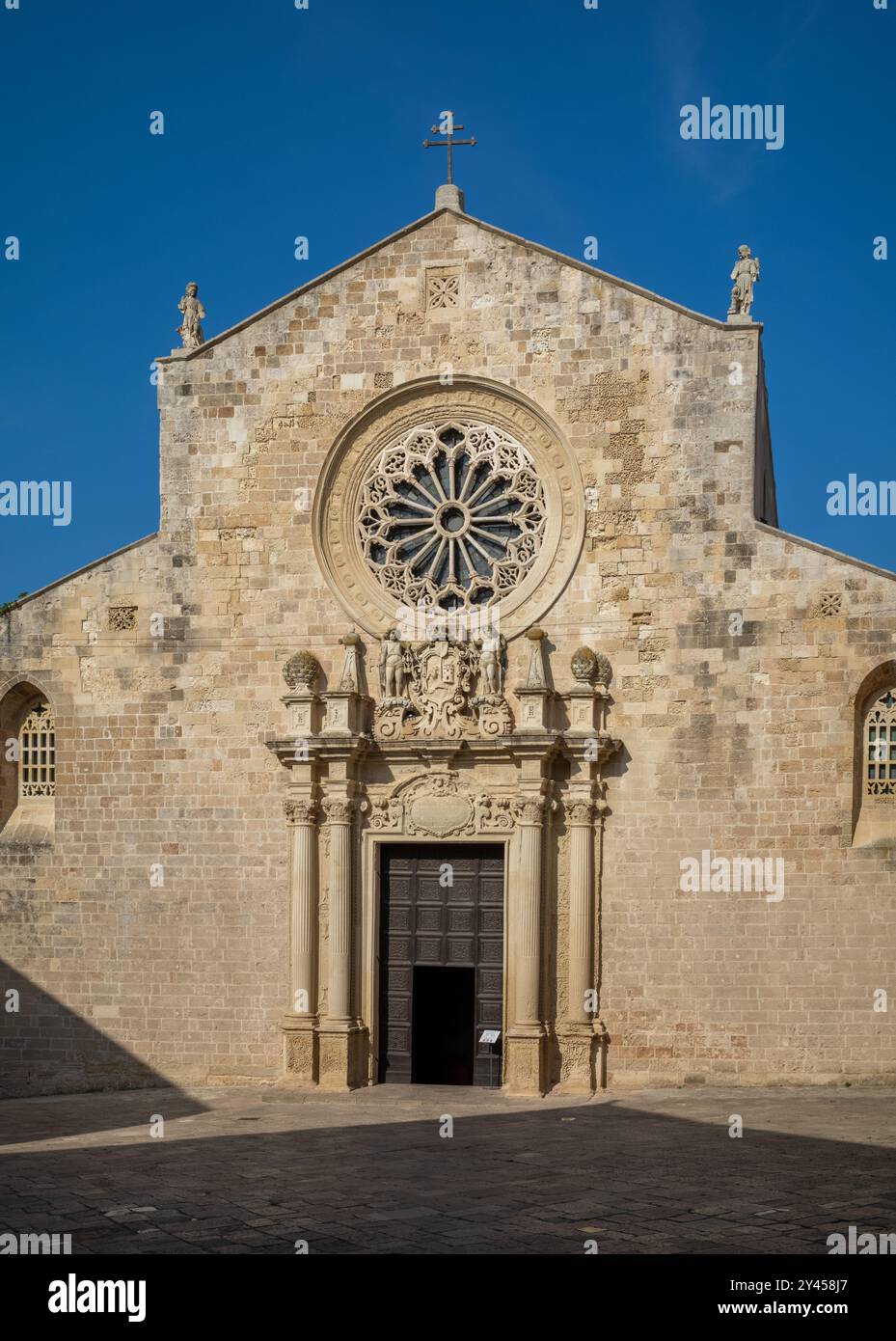 Die Vorderseite der romanischen Kathedrale von Otranto. Die katholische Basilika stammt aus dem 11. Jahrhundert und befindet sich in Otrano, Apulien, Italien. Stockfoto