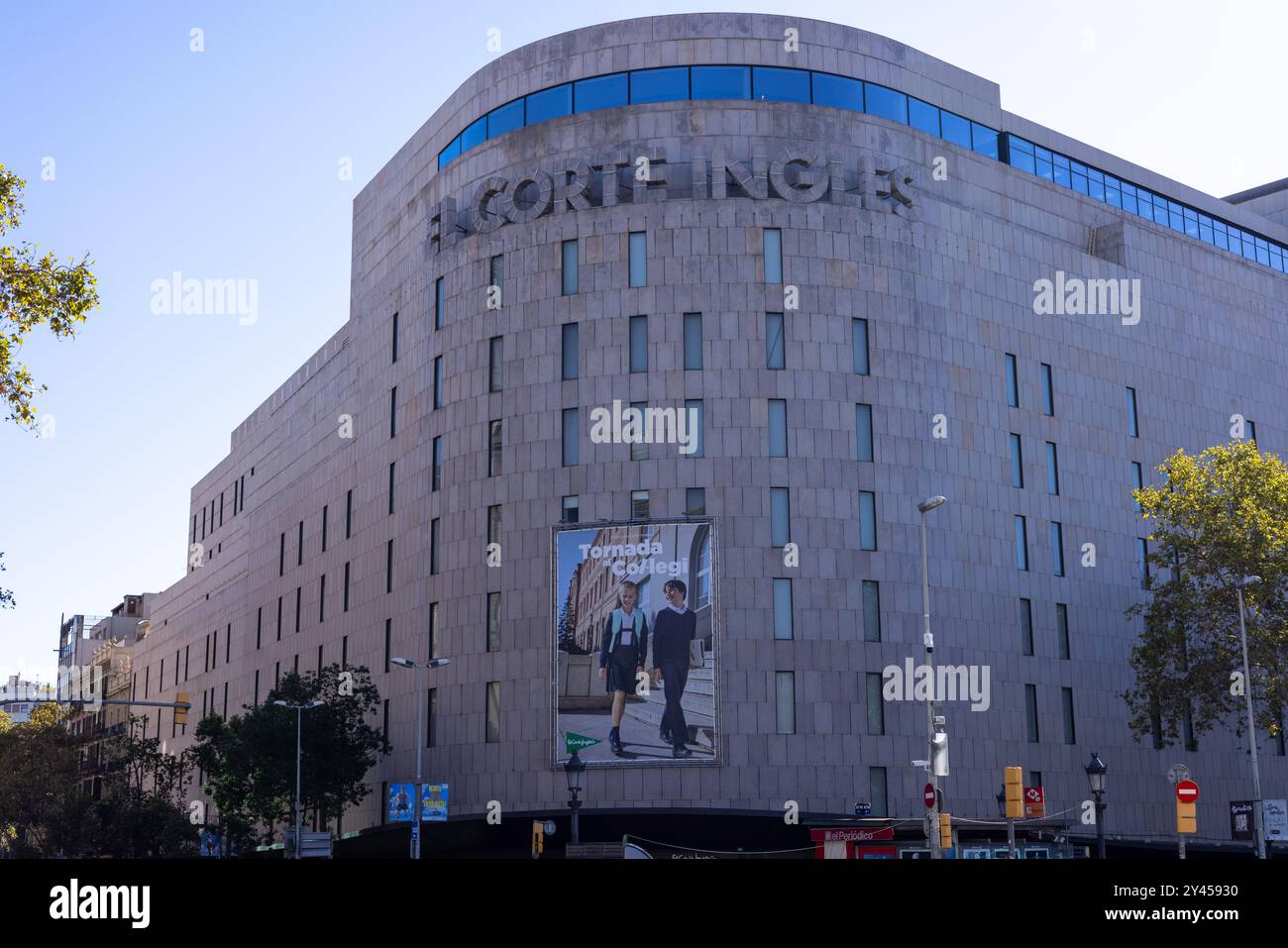 Barcelona, Spanien - 15. September 2024: El Corte Inglés auf der Plaza Catalunya mit großen Werbeanzeigen für Schulanschlüsse, die die geschäftige Atmosphäre von t Stockfoto