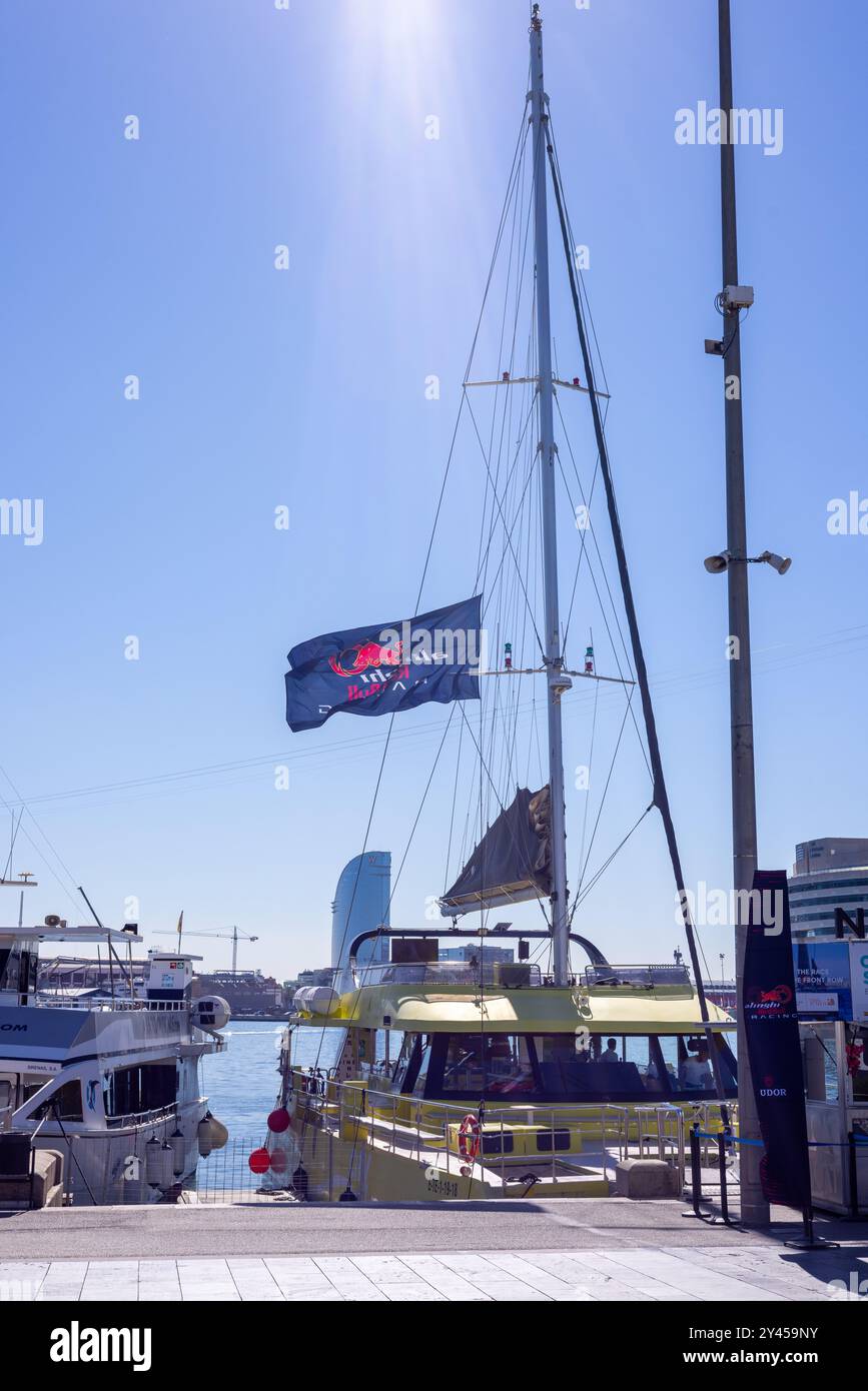 Barcelona, Spanien - 15. September 2024: Ein Katamaran gleitet durch das Wasser und bietet einen intimen Blick auf den aufregenden 37. Barcelona America's Cup c Stockfoto