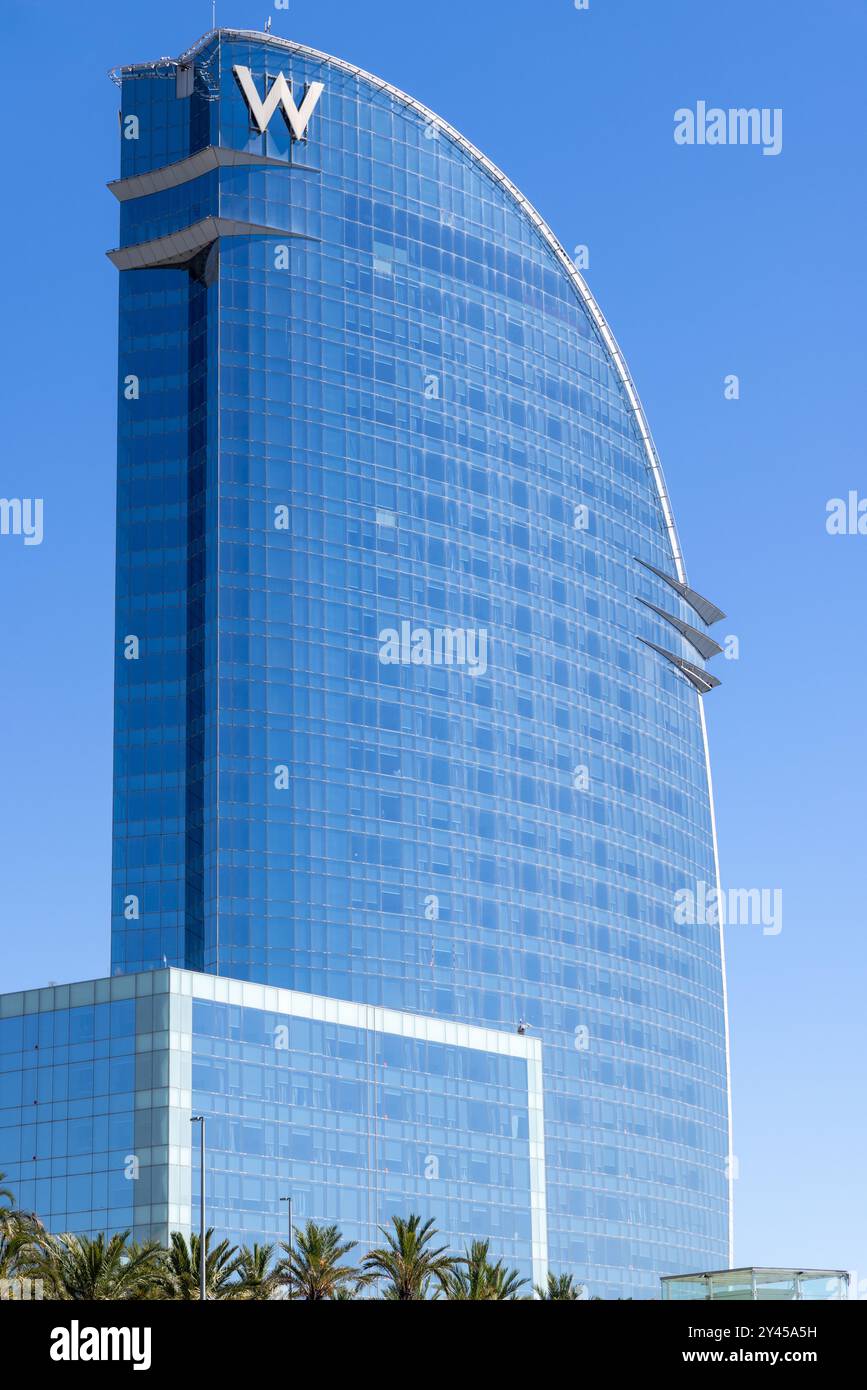 Barcelona, Spanien - 15. September 2024: Die Glasfassade des Wella Hotels fängt das Sonnenlicht ein und unterstreicht den raffinierten Stil der Gastfreundschaft Barcelonas Stockfoto