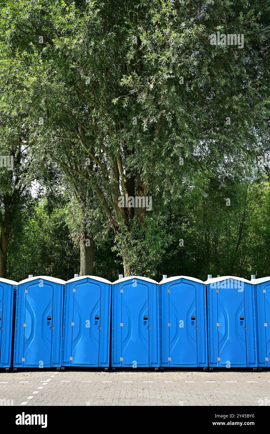 Eine Linie von mobilen Toiletten Stockfoto