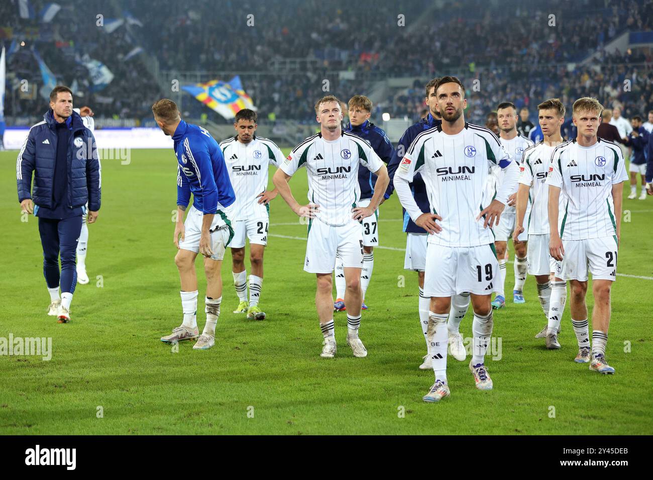 Karlsruhe, Deutschland. September 2024. firo: 13.09.2024, Fußball, 2. liga, 2. Bundesliga, Saison 2024/2025, 5. Spieltag, Karlsruher SC - FC Schalke 04, FC Schalke 04, S04, Schalke, ganze Figur, Enttäuschung, Kredit: dpa/Alamy Live News Stockfoto
