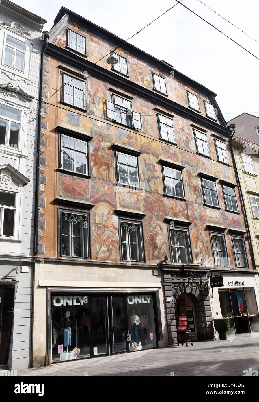 5-Bay breites Haus mit 4 Etagen plus Dachboden, bedeckt mit barocken Gemälden griechischer und römischer Götter von Johann Mayer im Jahre 1742. Stockfoto