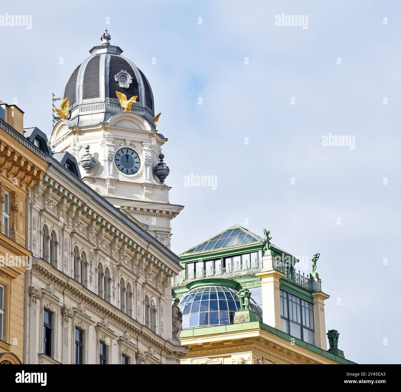 Dachfläche von 2 neobarocken Gebäuden in Graben, Wien, Uhrenturm auf Nr. 8 und verglaster zweistöckiger Pavillon auf Nr. 10 im Secession-Stil. Stockfoto