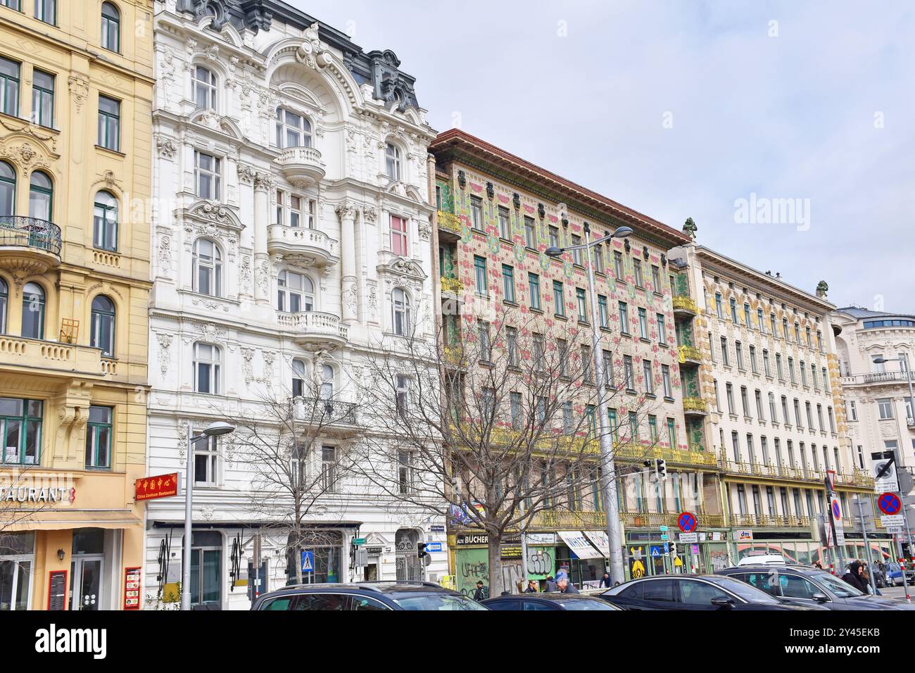 Wien, drei kontrastierende Wohnhäuser, von links nach rechts, weiß gemalter Historizismus-Stil, Otto Wagners Majolikahaus und Medallion-Haus Stockfoto