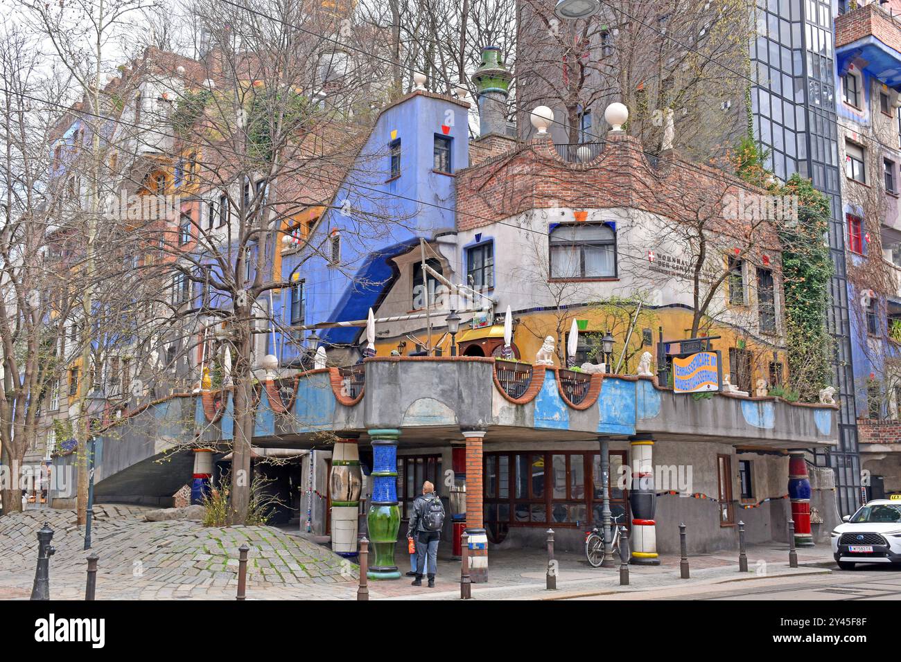 Das Hundertwasserhaus, Wien, ein städtisches 50-Apartmentgebäude, eklektisch, bizarr sogar, gestaltet, um menschenfreundlich, dramatische Texturen und Farben zu sein Stockfoto