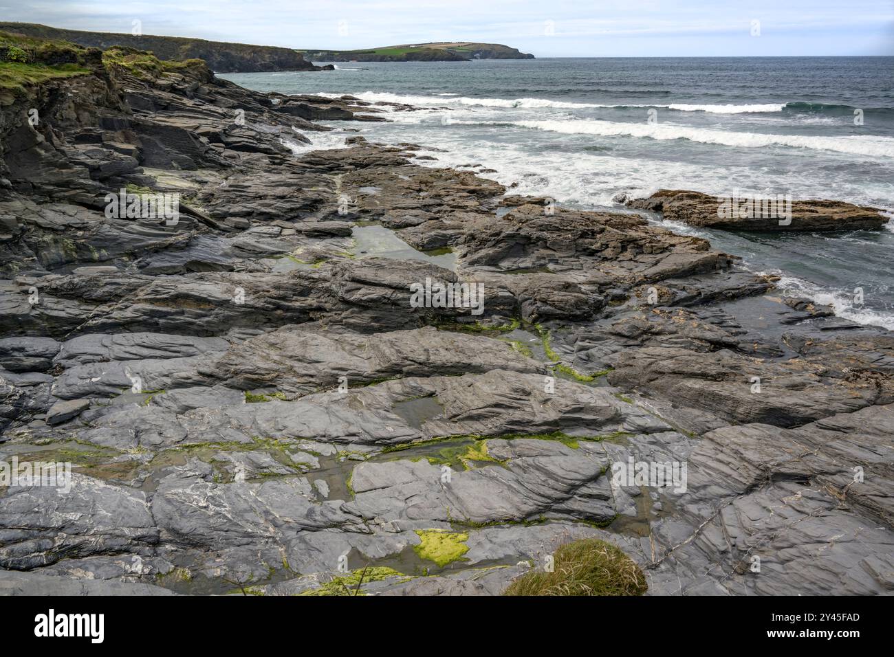 Beeindruckende, antike Felsformation in Newtrain Bay North West Cornwall UK Stockfoto