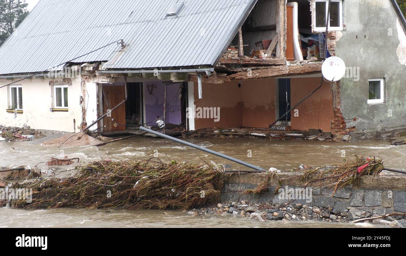 Aufnahmen wie man sie aus dem Ahrtal kennt. Im Altvatergebirge wüteten die Unwetter am Wochenende besonders heftig. In diesem Gebiet fielen über 400 Liter auf dem Quadratmeter. Zu viel für den modernsten Hochwasserschutz. Viele Ortschaften sind von der Außenwelt abgeschnitten. Unser Kameramann versucht nach Jesenk vorzudringen. Alle Zufahrtsstraßen zu diesem Ort sind aber vom Hochwasser abgeschnitten worden. In der Gemeinde Vapenna Setzdorf gibt es auch Ausmaße, die es so noch nie gab. Im Ort wurden Straßen, Brücken und Häuser weggerissen. Nur noch die Treppen zum Keller sind sichtbar auf Stockfoto