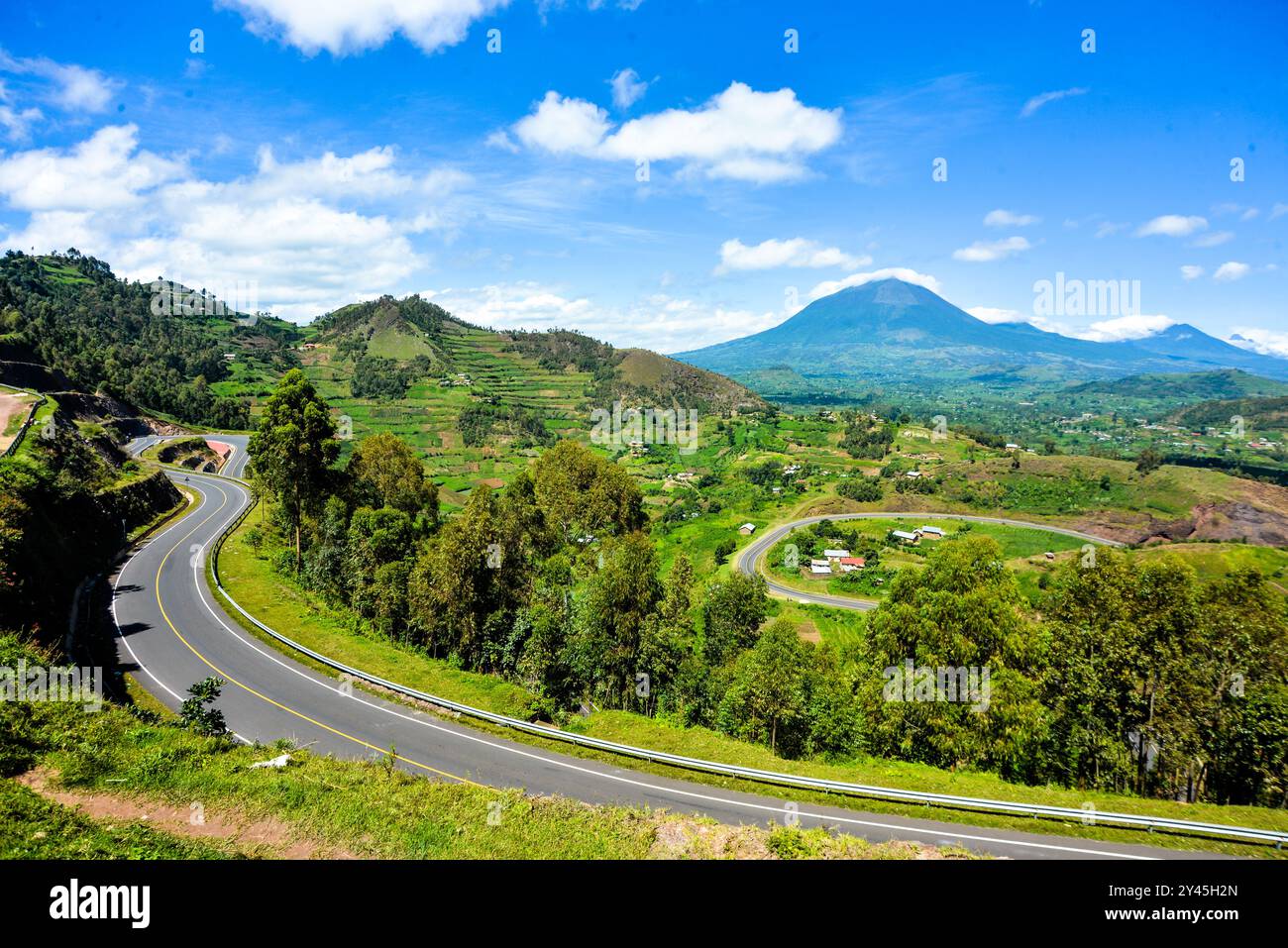 Die gewundene Straße von Kabale nach Kisoro führt durch einen großartigen Blick auf die Terrassen Berg in Uganda Stockfoto