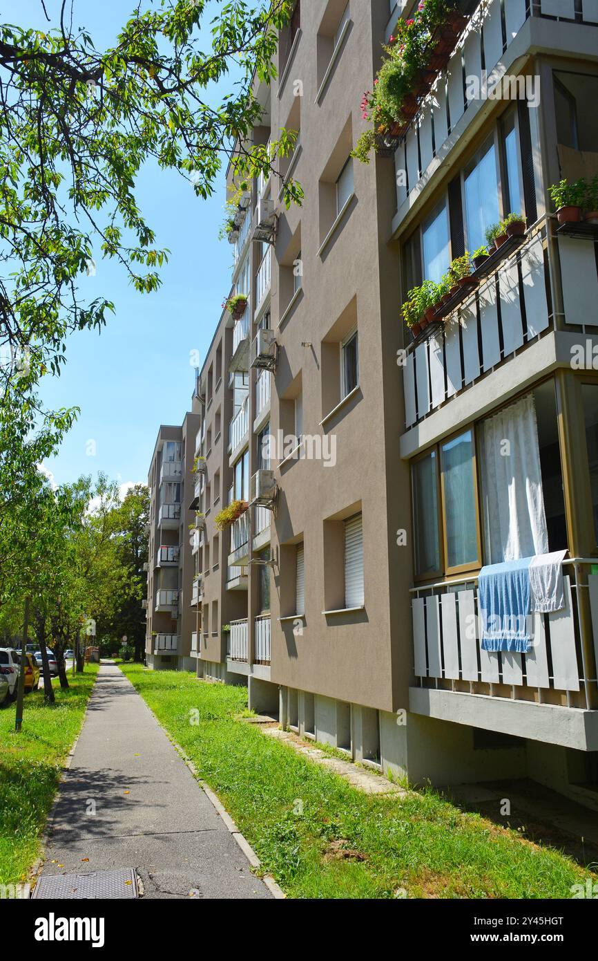 Nova Gorica, Slowenien - 7. September 2024. Mittelhohe moderne Apartments in der Gregorciceva Ulica. Gebaut 1960er-1980er Jahre, typisch für sozialistische Wohnhäuser nach dem Zweiten Weltkrieg Stockfoto