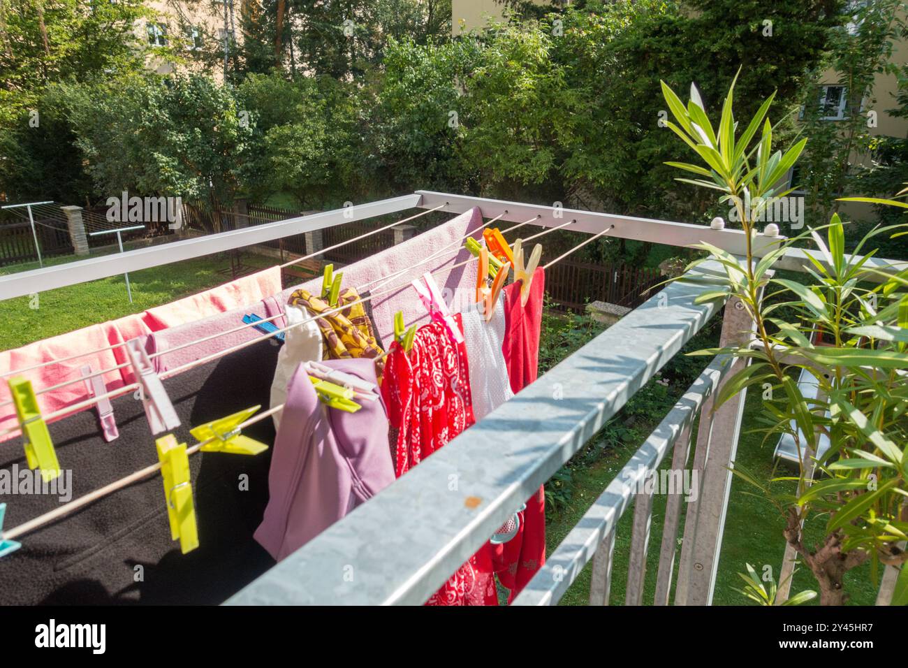 Gewaschene Wäsche hängt an der Wäscheleine, trocknet auf kleinem Balkon Prag Tschechische Republik Europa Stockfoto