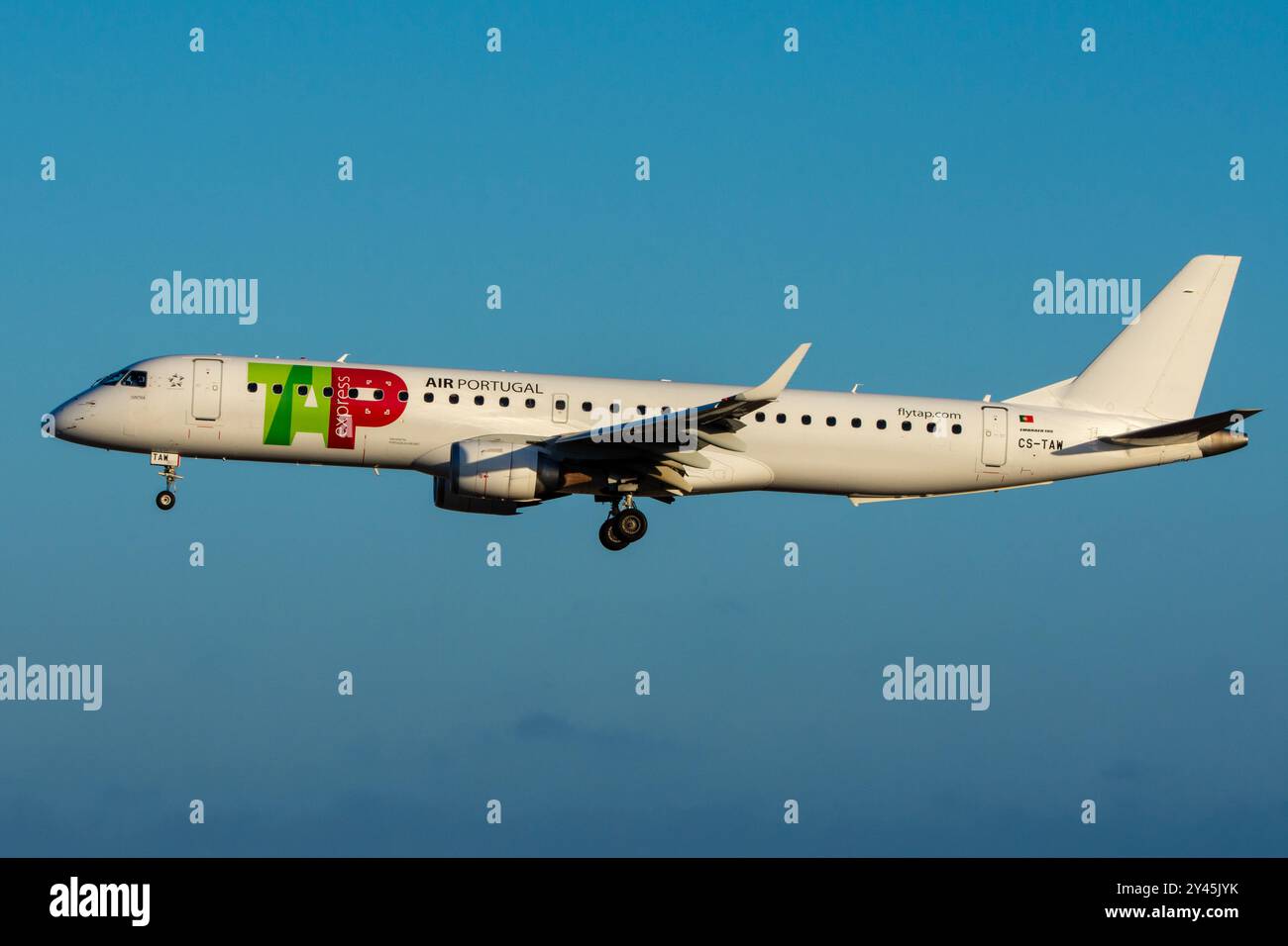 Embraer 195 Flugzeug der PGA Portugalia Airline auf dem Gran Canaria Flughafen Gando. Stockfoto