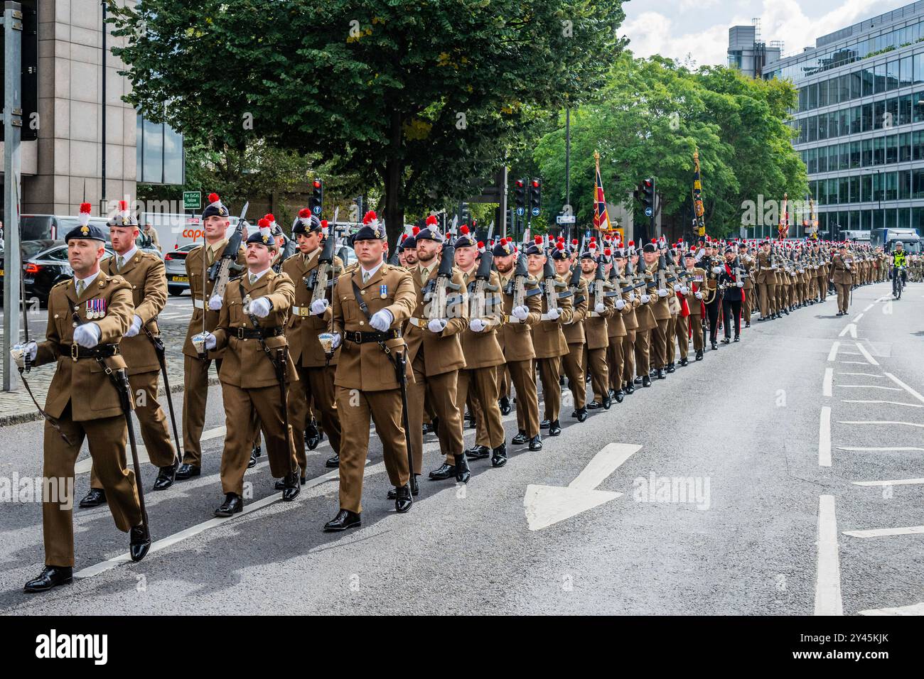 London, Großbritannien. September 2024. Das Royal Regiment of Fusiliers verlässt den Tower of London, um durch die City of London zu marschieren, um ihre Freiheit der Stadt auszuüben und um den hundertsten Jahrestag des Privilegiums zu feiern, das dem Regiment gewährt wurde – es erlaubt ihnen, sein marschrecht mit Trommeln, Farben und Bajonetten auszuüben, die in einer Parade vom Tower of London zur Guildhall angebracht wurden. Guy Bell/Alamy Live News Stockfoto