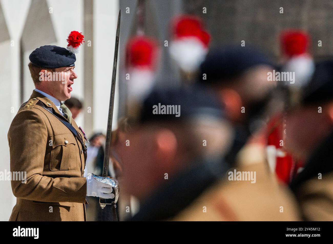 London, Großbritannien. September 2024. Parade in Guildhall - das Royal Regiment of Fusiliers marschiert durch die City of London und übt ihre Freiheit der Stadt aus und feiert den hundertsten Jahrestag des Privilegiums, das dem Regiment gewährt wurde - erlaubt es ihnen, sein marschrecht mit Trommeln auszuüben, Farben zu fliegen und Bajonette zu fixieren. Sie wurde von Oberst James Fern, First Fusiliers, kommandiert und umfasste über 400 Bedienstete und pensionierte Mitarbeiter. Guy Bell/Alamy Live News Stockfoto