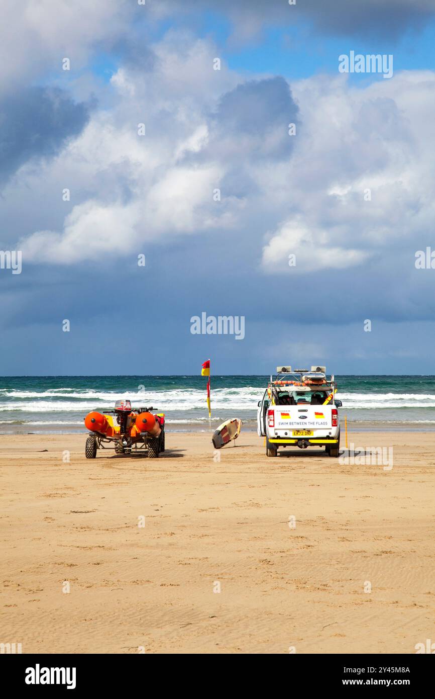 Rettungsschwimmer am Polzeath Beach, North Cornwall, England, Großbritannien Stockfoto