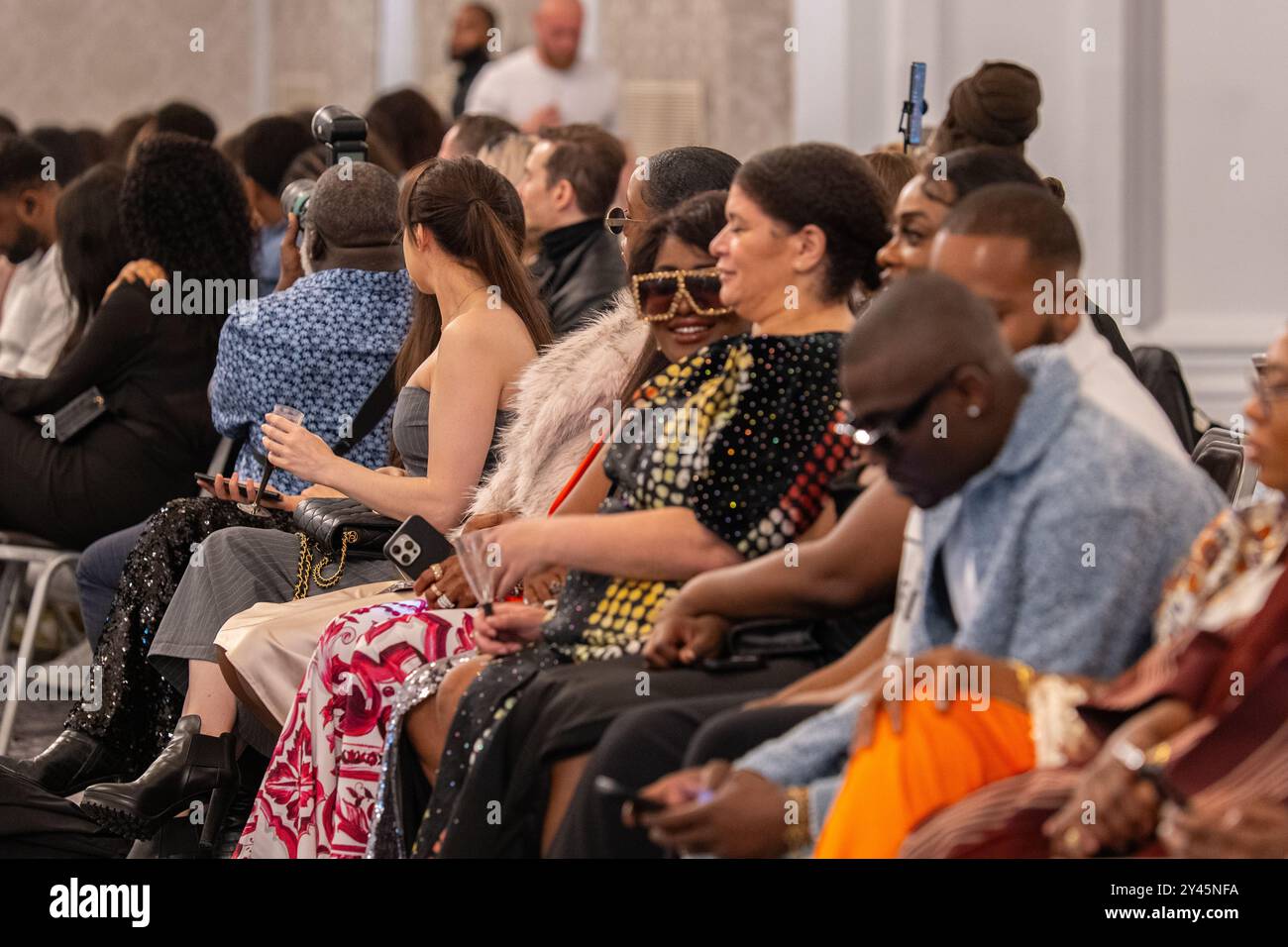 London, Großbritannien. September 2024. Publikum am Laufsteg bei der Show „Beyond the African Veil Series“ im Vanity Hub Africa während der London Fashion Week am 15. September 2023 um 2024 in London, England. Richard Lipman/Alamy Live News Stockfoto