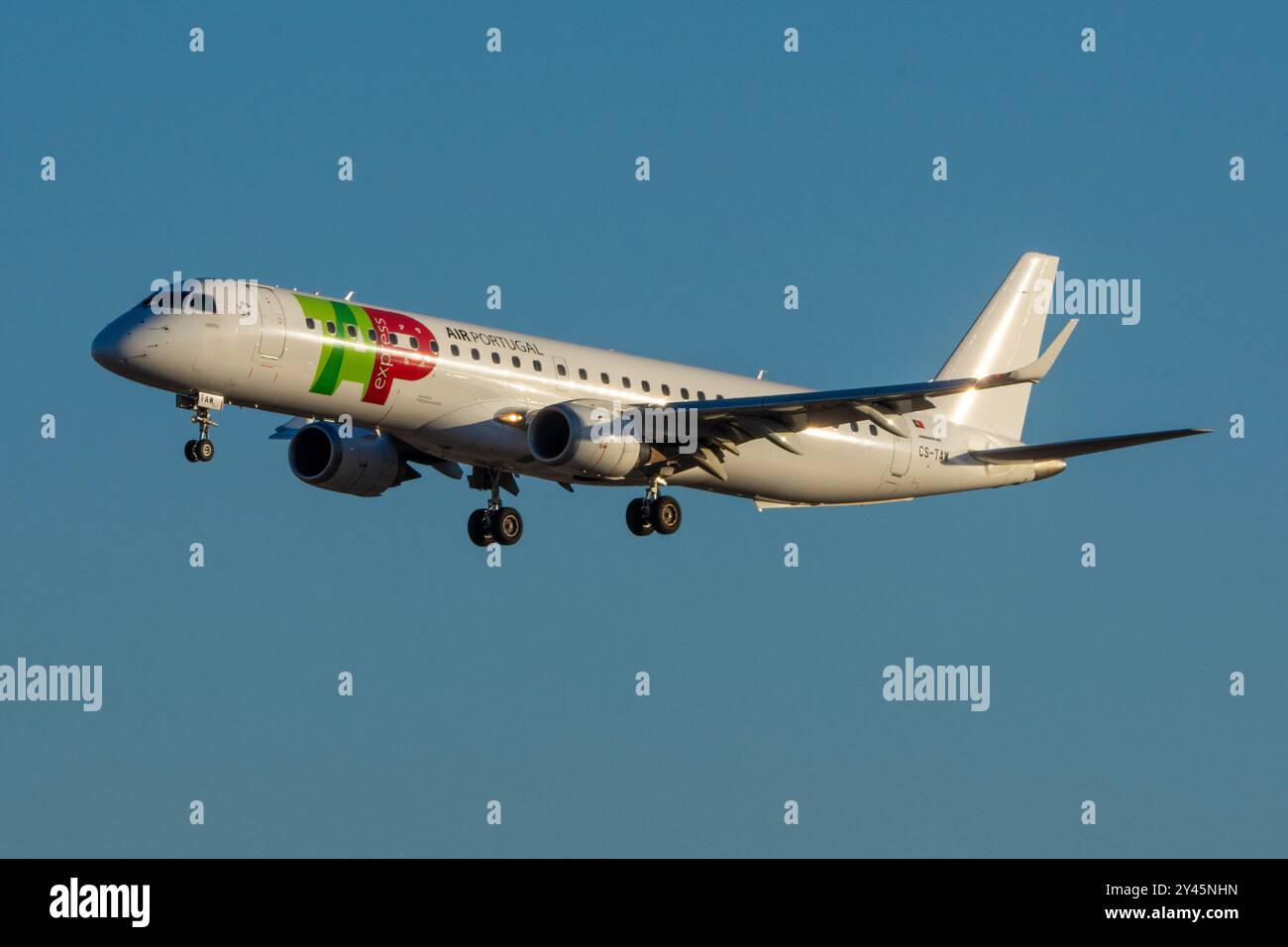 Embraer 195 Flugzeug der PGA Portugalia Airline auf dem Gran Canaria Flughafen Gando. Stockfoto