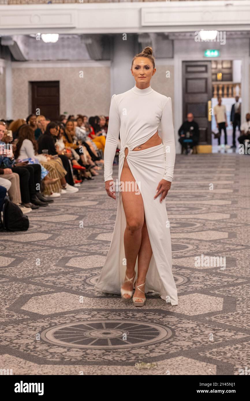 London, Großbritannien. September 2024. Bei der Show „Beyond the African Veil Series“ (Beyond the African Veil Series) im Rahmen der London Fashion Week im September 2023 um den 15. September 2024 in London, England, spaziert ein Model über den Laufsteg. Richard Lipman/Alamy Live News Stockfoto