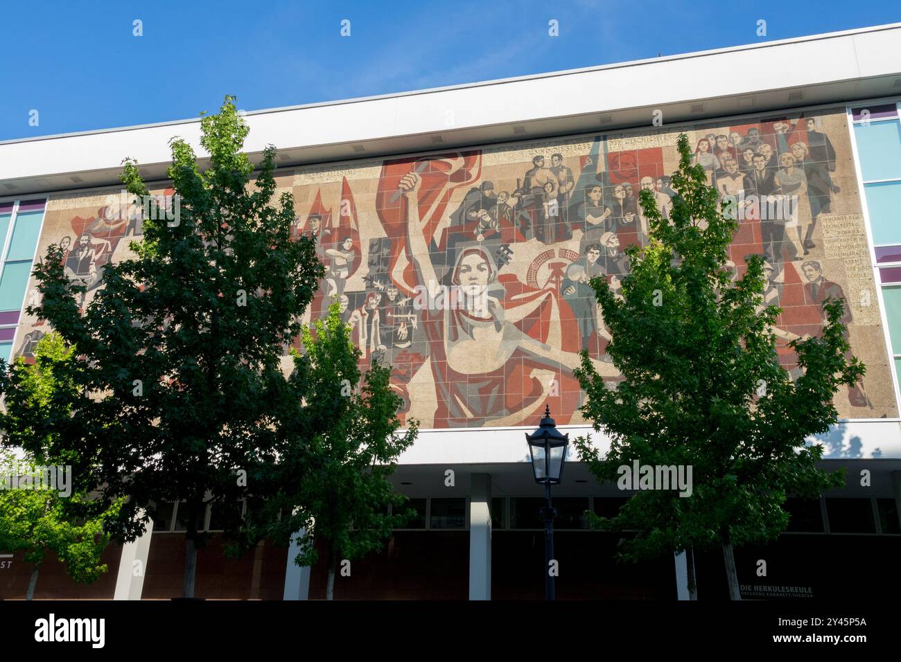 Sozialistischer Realismus realer Sozialismus Realist Propaganda Dresden Sachsen Deutsch Europa Europäische historische Mosaikwand Kommunismus DDR DDR Stockfoto