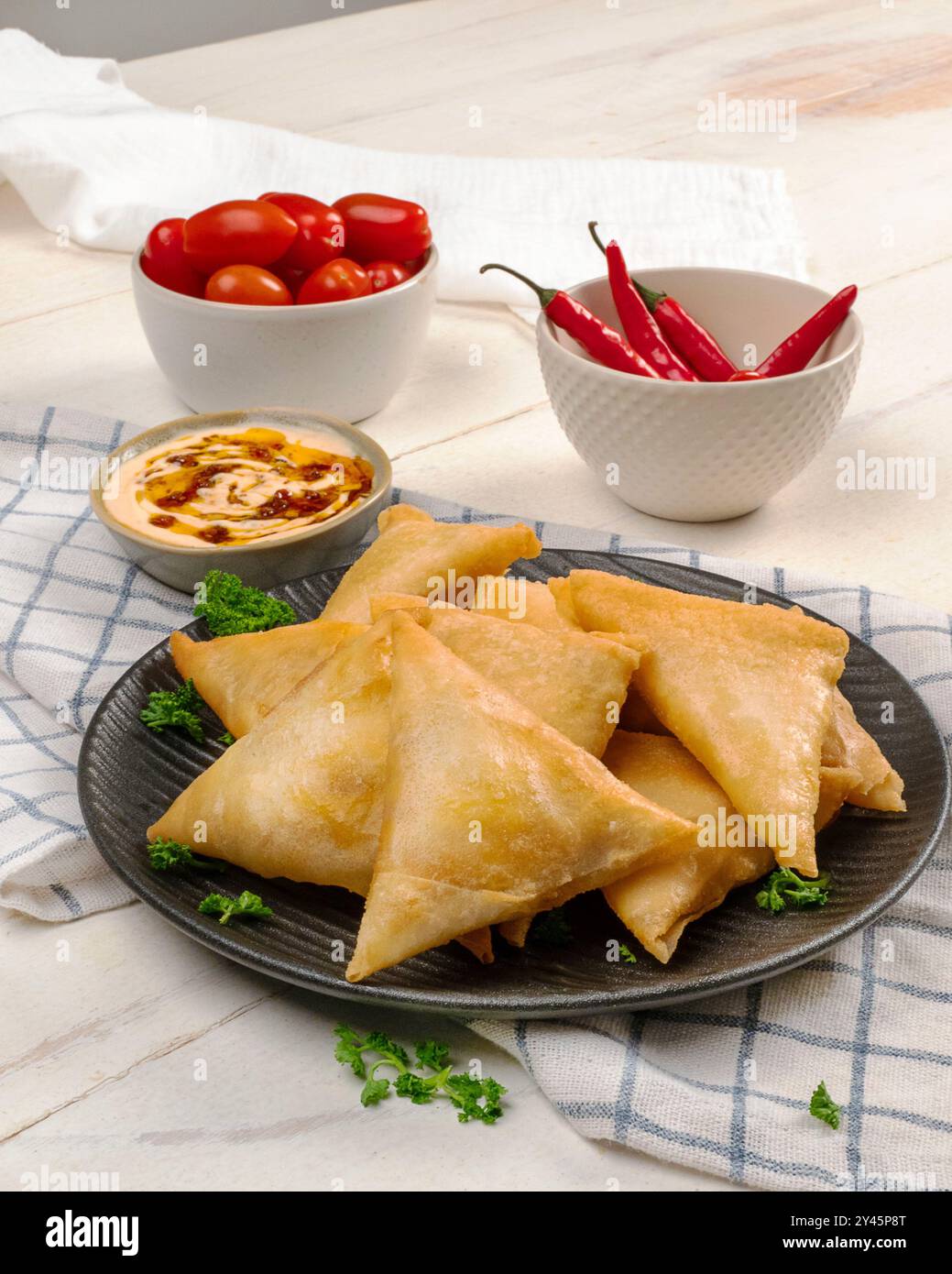 Käse- und Maissamosa serviert mit Chili-Mayo Stockfoto