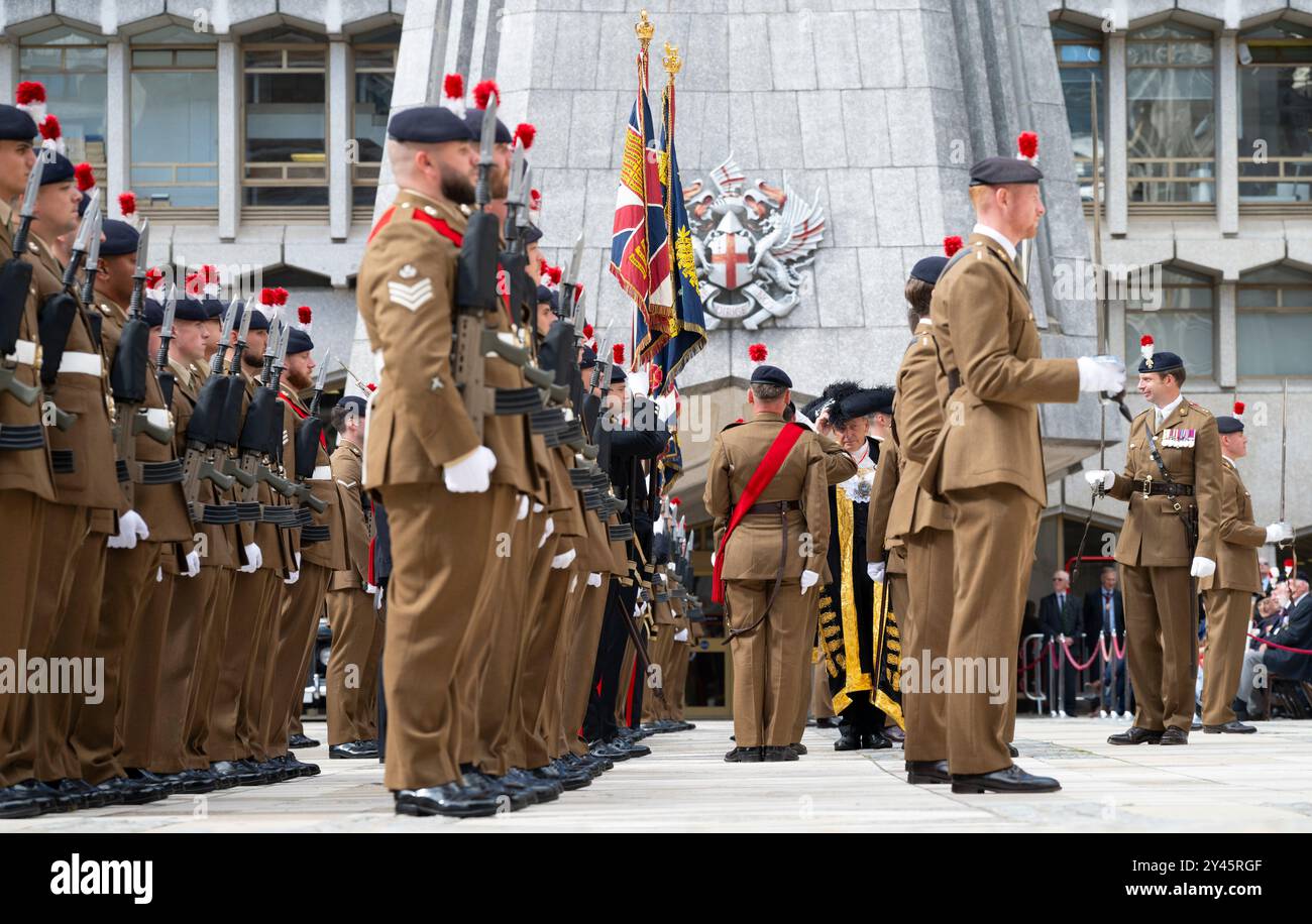 City of London, Großbritannien. September 2024. Das Royal Regiment of Fusiliers verlässt den Tower of London und marschiert in ihrem 350. Jahr durch die City of London, in Ausübung ihrer Freiheit der Stadt und anlässlich des 100. Jahrestages des Privilegiums, das dem Regiment gewährt wurde. Bild: Das Regiment wird vom Lord Mayor of the City of London und dem CO of First Fusiliers in Guildhall bewertet. Quelle: Malcolm Park/Alamy Live News. Stockfoto