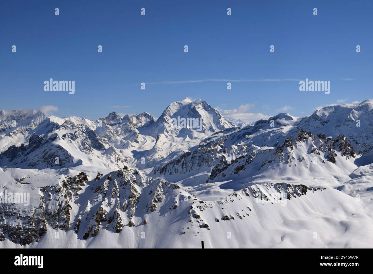 Schneebedeckte Berggipfel in den drei Tälern, Frankreich. Atemberaubende Aussicht vom Skigebiet Courchevel im französischen Tarentaise-Tal. Stockfoto