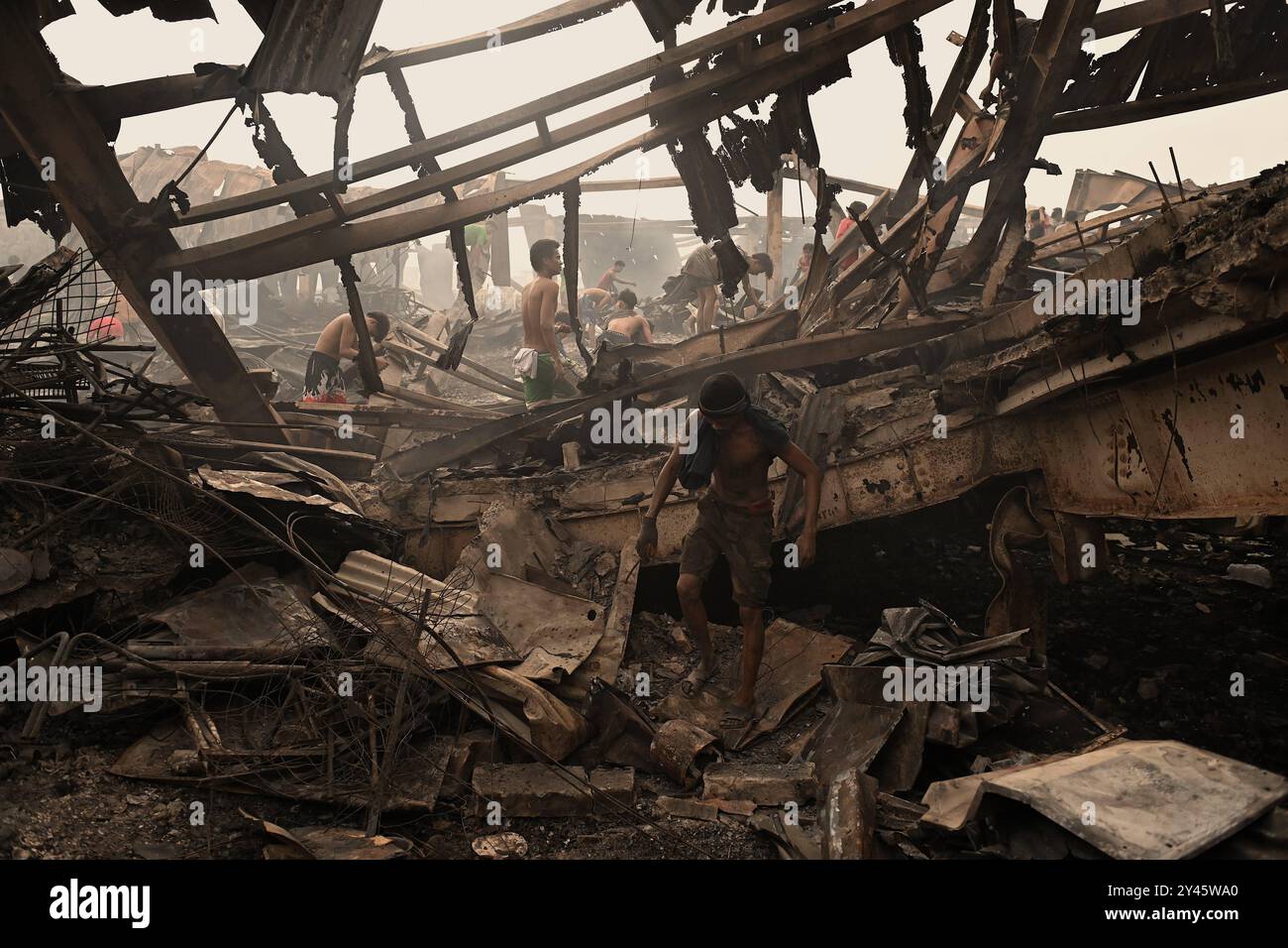 Nach dem Brand in der informellen Siedlung Manila demontieren die Philippinen am 15. September einen Tag nachdem ein Feuer eine informelle Siedlergemeinde in Aroma Compound, Vitas, Manila, Philippinen, ausgerottet hat, die Metallbinder verbrannter Häuser. 2024. nach Angaben der Beamten sind etwa 1600 informelle Siedlerfamilien, die in Aroma Compound leben, von dem Brand betroffen. Manila PHILIPPINEN Copyright: XMatrixxImagesx/xNoelxCelisx Stockfoto