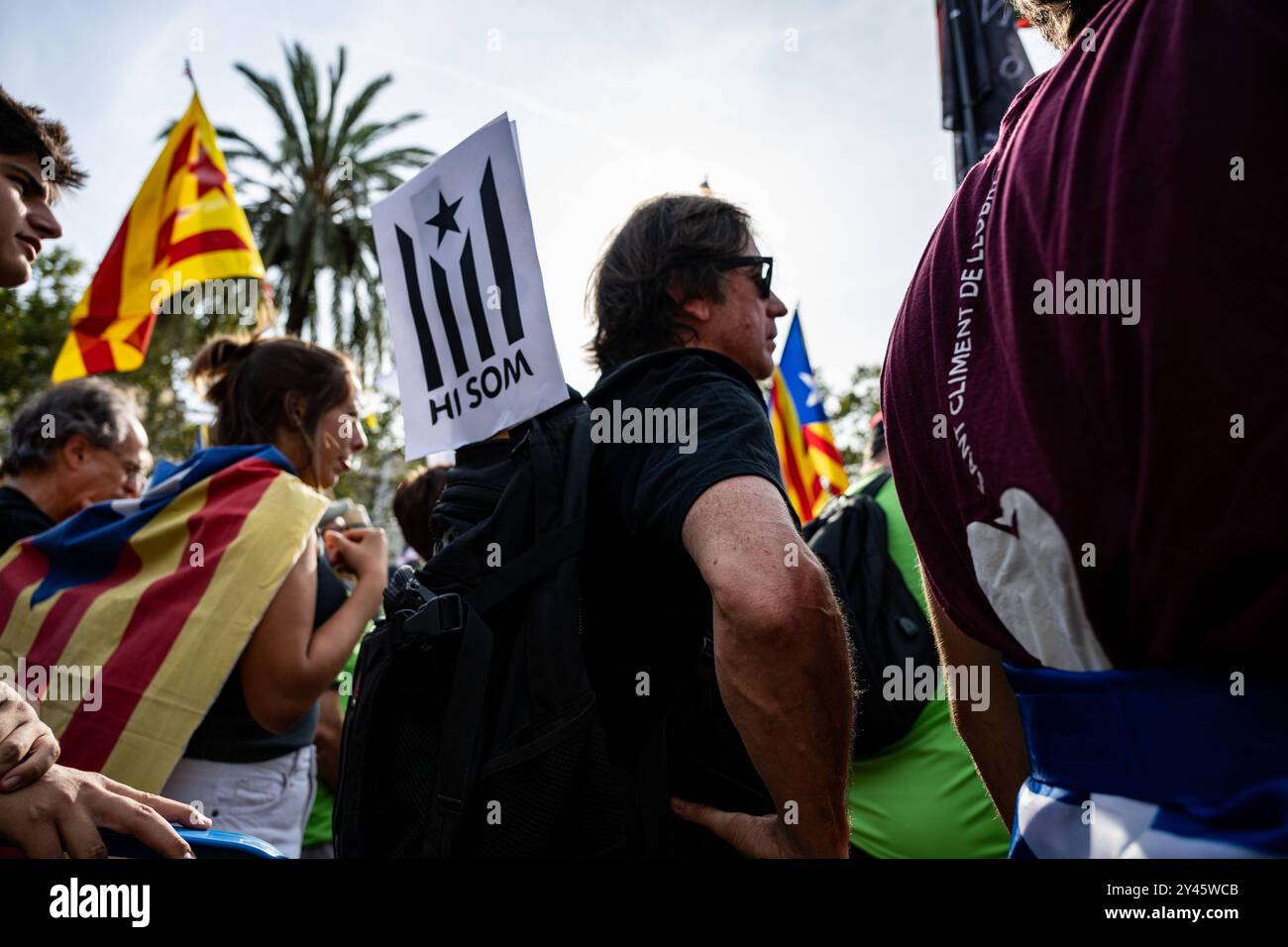 Kataloniens Nationalfeiertag in Barcelona, Spanien am 11. September 2024 treffen sich die Menschen zur Diada von Katalonien oder zum katalonischen Nationalfeiertag in Barcelona, Spanien. Die Diada von Katalonien, die am 11. September stattfand, erinnert an den Fall Barcelonas 1714 während des Spanischen Erbfolgekrieges und symbolisiert Kataloniens Kampf für politische Rechte und kulturelle Identität. Wie jedes Jahr im Jahr 2024 findet der Tag institutionelle Zeremonien, politische Demonstrationen statt, die sich für mehr Autonomie oder Unabhängigkeit einsetzen, und kulturelle Veranstaltungen, die das katalanische Erbe feiern. Neben politischen Mobilisierungen, Stockfoto
