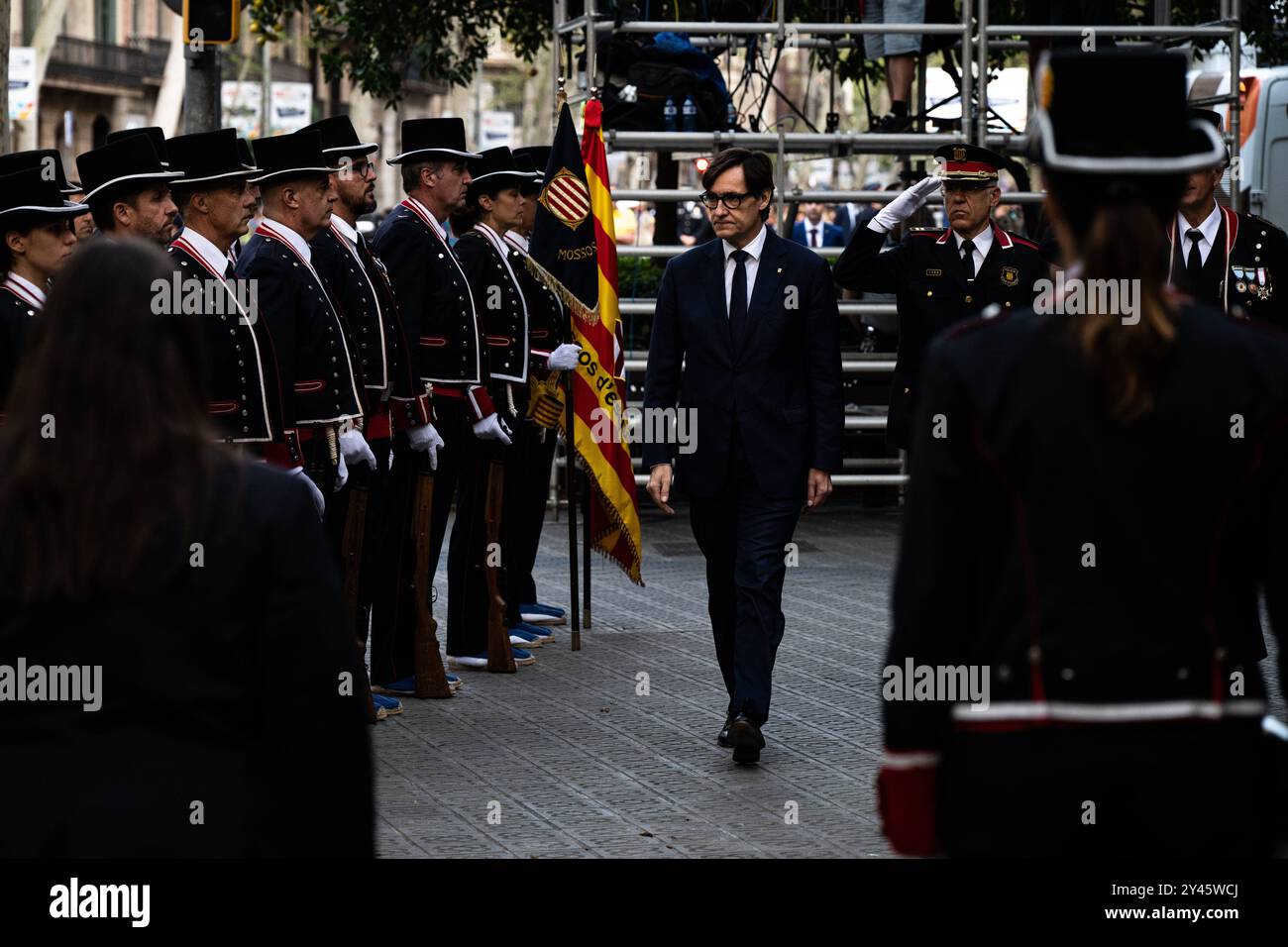 Kataloniens Nationalfeiertag in Barcelona, Spanien Salvador Illa Roca C der Präsident der katalanischen Regierung inspiziert eine Ehrengarde an der Diada von Katalonien oder am katalanischen Nationalfeiertag, der am 11. September 2024 in Barcelona, Spanien, gefeiert wird. Die Diada von Katalonien, die am 11. September stattfand, erinnert an den Fall Barcelonas 1714 während des Spanischen Erbfolgekrieges und symbolisiert Kataloniens Kampf für politische Rechte und kulturelle Identität. Wie jedes Jahr im Jahr 2024 findet der Tag institutionelle Zeremonien, politische Demonstrationen statt, die sich für mehr Autonomie oder Unabhängigkeit einsetzen, und c) Stockfoto