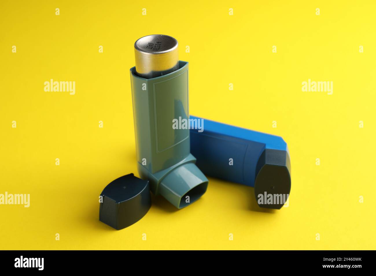 Atemprobleme. Zwei Asthma-Inhalatoren auf gelbem Hintergrund Stockfoto