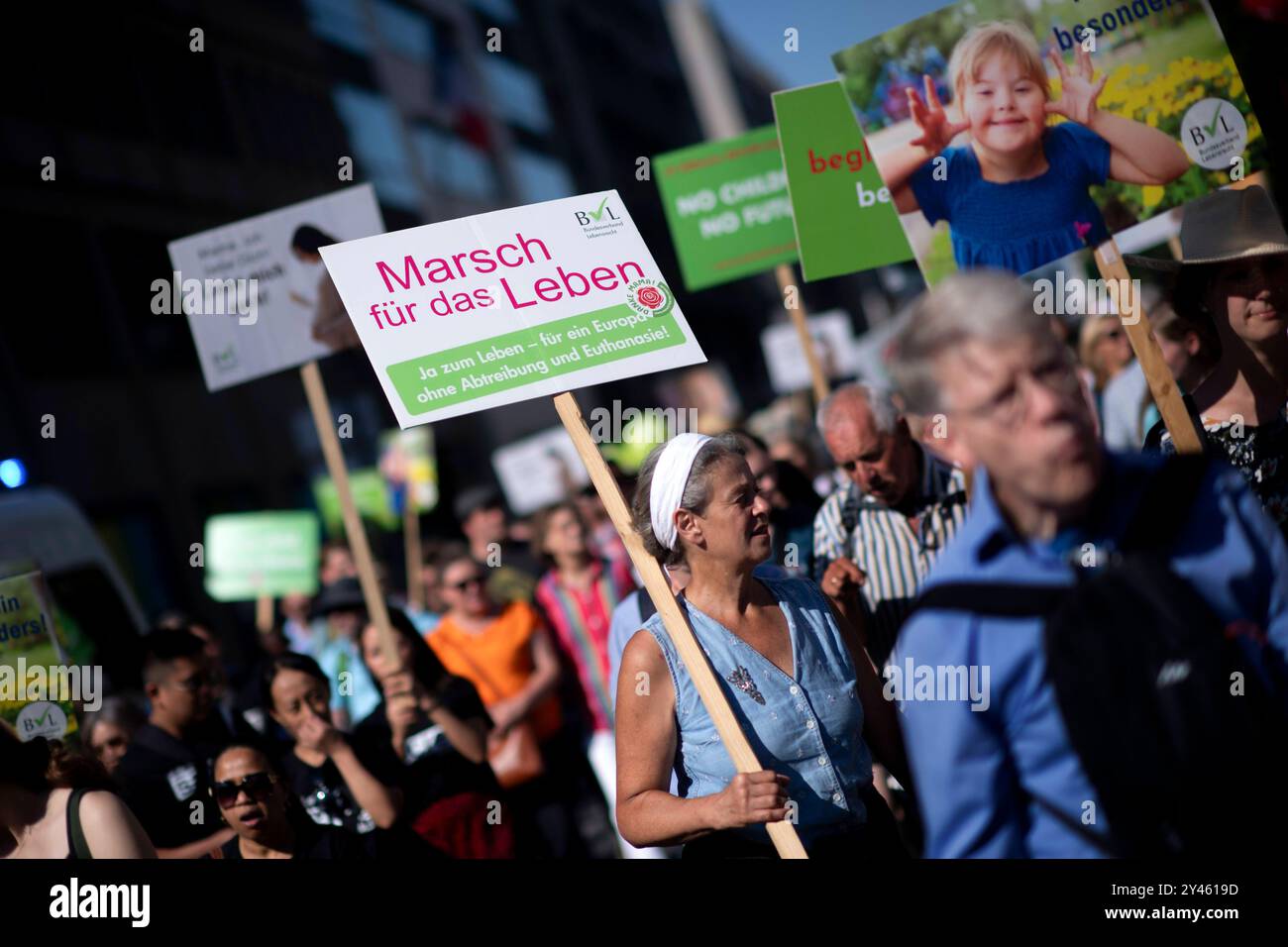 Marsch für das Leben DEU, Deutschland, Deutschland, Berlin, 16.09.2023 Demonstranten mit Schild auf der Demonstration Marsch für das Leben vom Bundesverband Lebensrecht mitz der Vorsitzenden Alexandra Linder Mitte, Christdemokraten für das Leben und andere Organisationen unter dem Motto die Schwaechsten schuetzen Ja zu jedem Kind und für ein Europa ohne Abtreibung und Euthabasie im Regierungsviertel in Berlin Deutschland. Die Demo und Kundgebung richtet sich gegen Schwangerschaftsabbrueche und Praktiken der Sterbehilfe, Stammzellforschung und Praeimplantationsdiagnostik en: Protesters with s Stockfoto