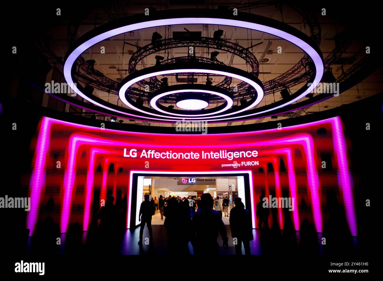 IFA Berlin Deu, Deutschland, Deutschland, Berlin, 09.09.2024 Slogan LG Affectious Intelligence Powered by Furon am Stand von LG auf der 100. Ausgabe der ifa , Internationale Funkausstellung oder neue Innovation for All Innovation fer alle , Messe für Unterhaltung , Unterhaltungselektronik und Haushaltsgeraete unter dem Motto Consumer Electronics Unlimited in Berlin 2024 Deutschland . Die diesjaehrige IFA findet vom 6. bis 10. September 2024 statt und umfasst Aussteller aus der globalen Technologiebranche . Kuenstliche Intelligenz Künstliche KI AI en: Slogan LG liebevolle Intelligenz Powered b Stockfoto