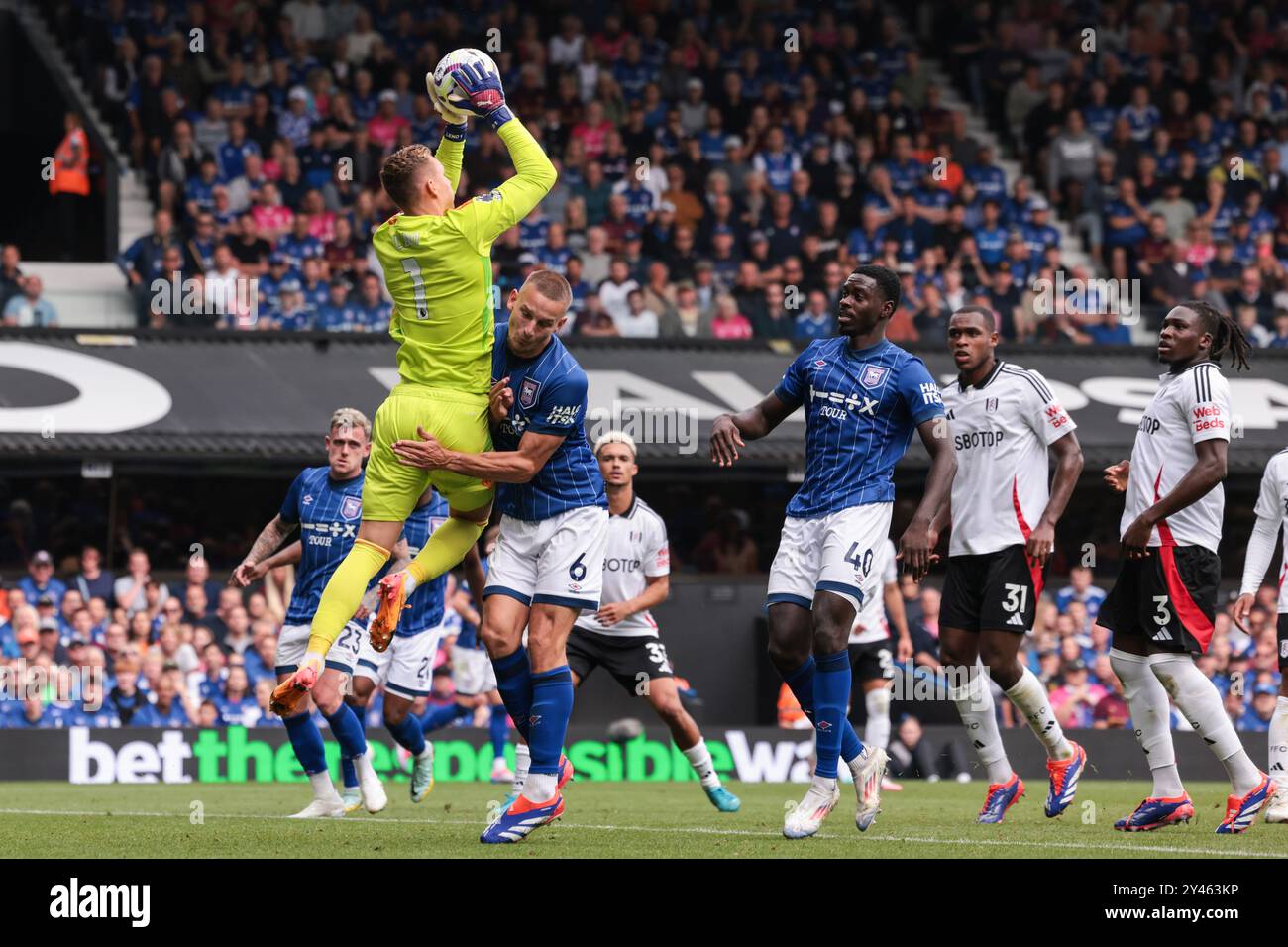 Bernd Leno aus Fulham sammelt den Ball unter Druck von Luke Woolfenden aus Ipswich Town - Ipswich Town gegen Fulham, Premier League, Portman Road, Ipswich, Großbritannien - 31. August 2024 nur redaktionelle Verwendung - DataCo-Einschränkungen gelten Stockfoto