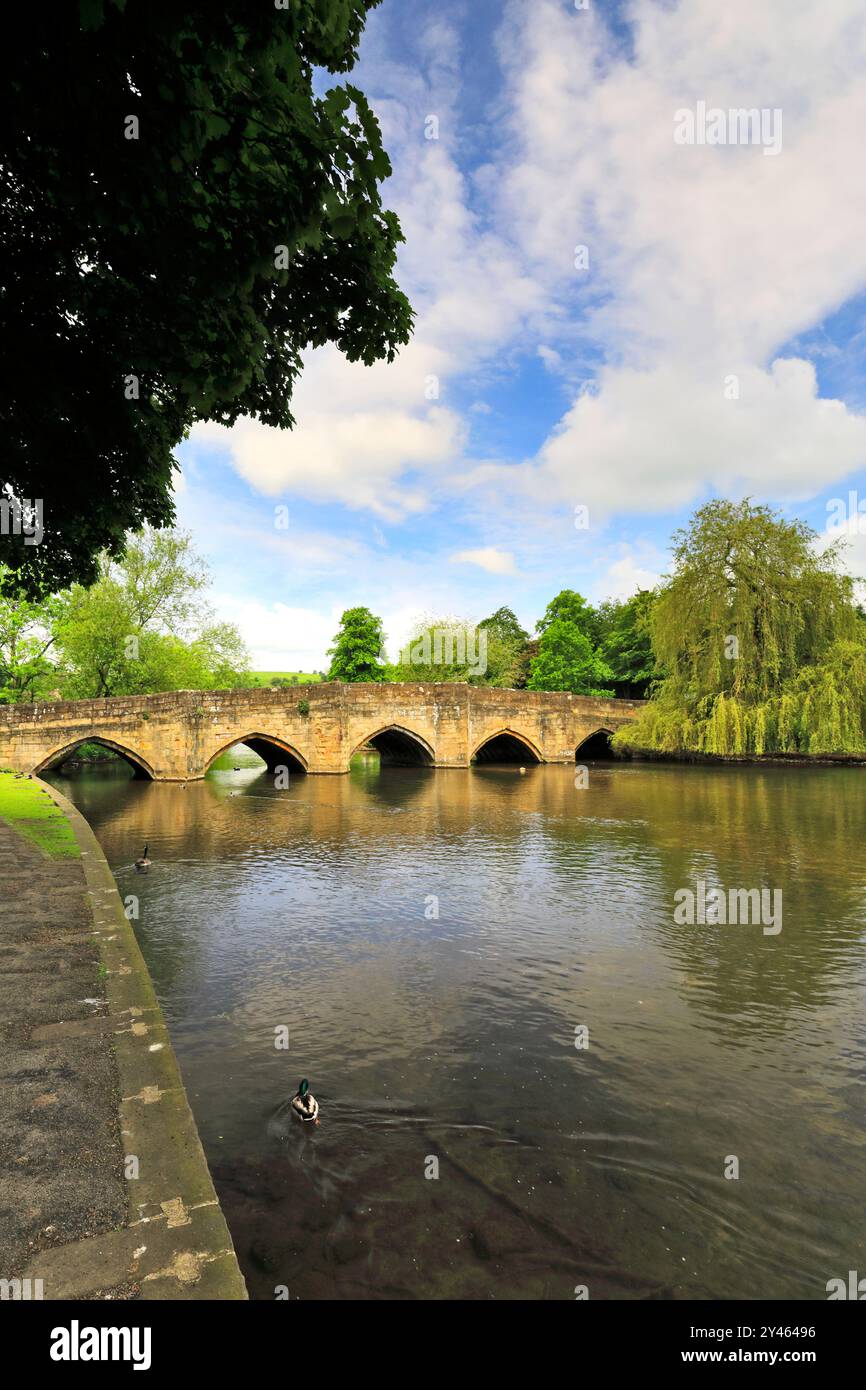 Die Steinstraße Brücke über den Fluss Wye, Bakewell Town, Peak District National Park, Derbyshire, England, Großbritannien Stockfoto