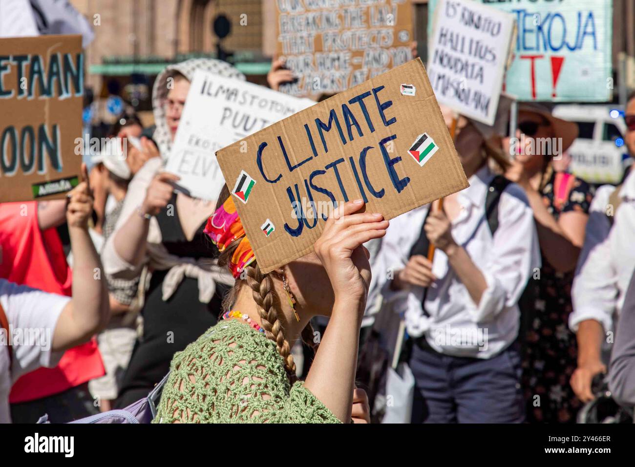 Klimagerechtigkeit. Demonstrant hält ein Pappschild bei der finnischen Sturmwarnung-Klimademonstration in Helsinki, Finnland. Stockfoto