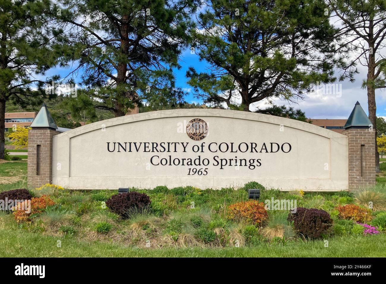 Colorado Springs, CO, USA - 19. MAI 2024: Eintrittsschild an der University of Colorado (UCCS) Colorado Springs. Stockfoto