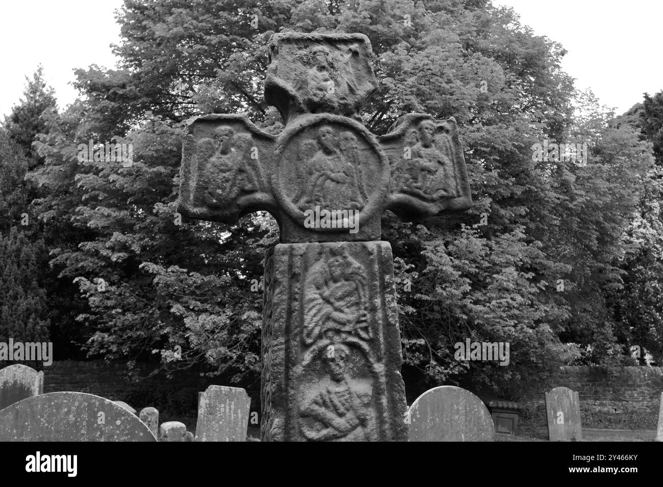 Das Sächsische Kreuz aus dem 8. Jahrhundert an der St Lawrence's Church, Eyam Village, Derbyshire, Peak District National Park, England, Großbritannien Stockfoto