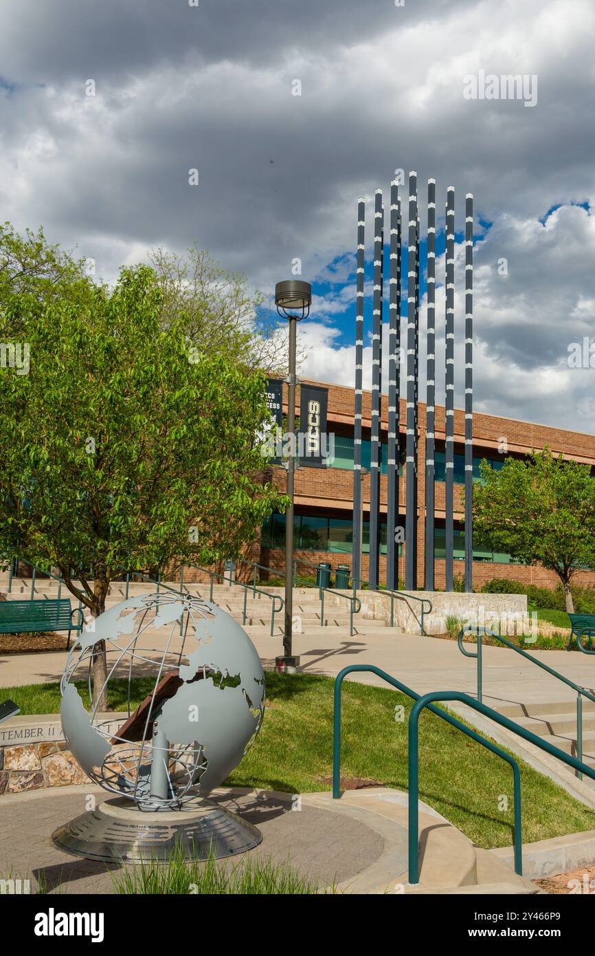 Colorado Springs, CO, USA - 19. MAI 2024: 911 Tribute-Skulptur an der University of Colorado (UCCS) Colorado Springs. Stockfoto