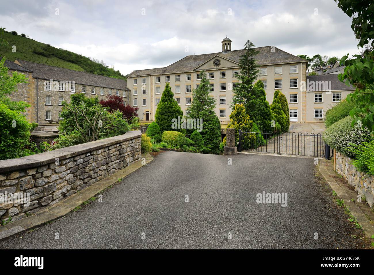 Sommerblick über Cressbrook Mill, Peak District National Park, Derbyshire Dales, England, Großbritannien eine alte Mühle, jetzt private Unterkunft. Stockfoto