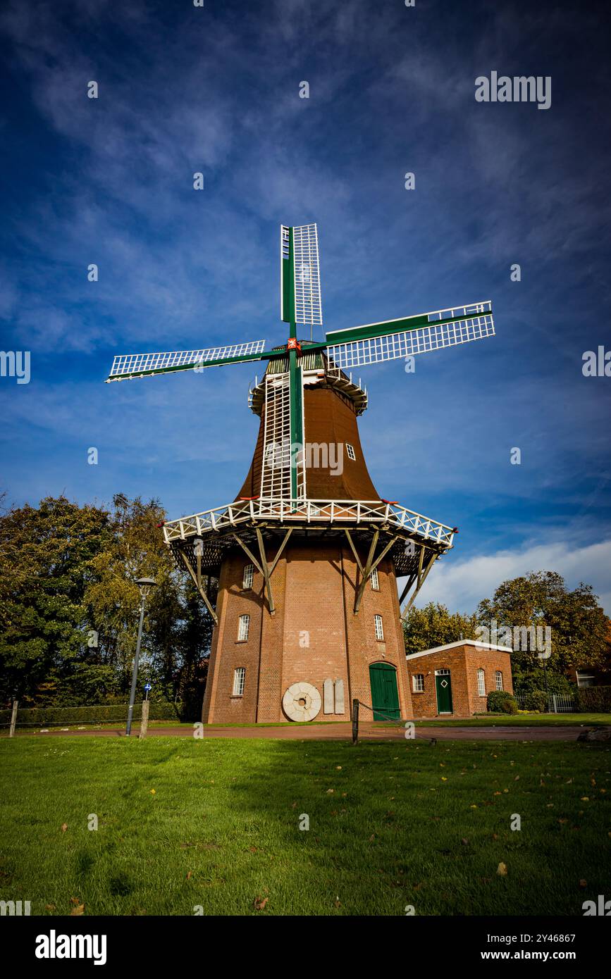 Die Mühlenwindmühle Sterrenberg wurde 1977 mit allen Teilen einer Windmühle in Deutschland． umgebaut Stockfoto