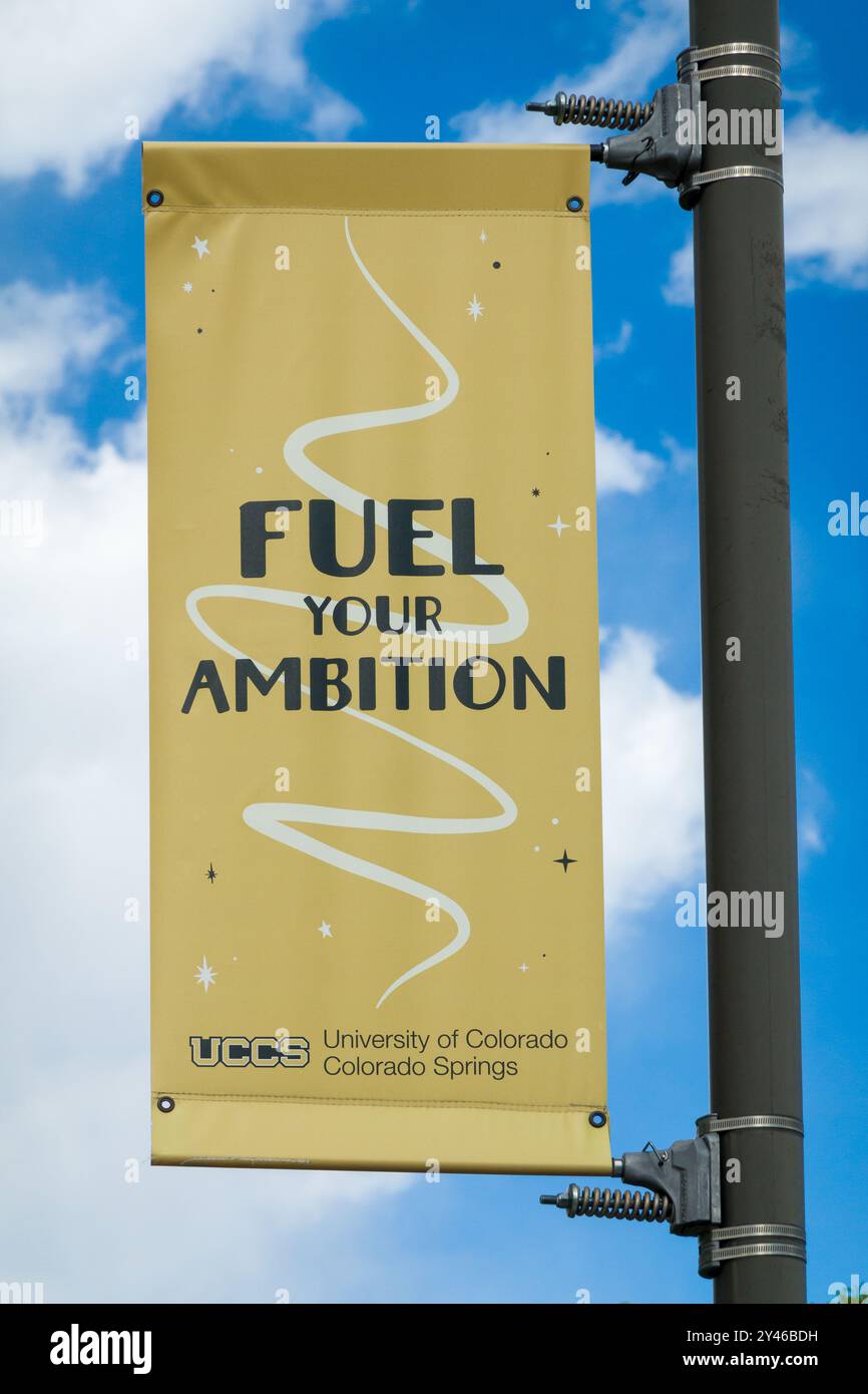 Colorado Springs, USA – 19. MAI 2024: Schulflagge an der University of Colorado (UCCS) Colorado Springs. Stockfoto