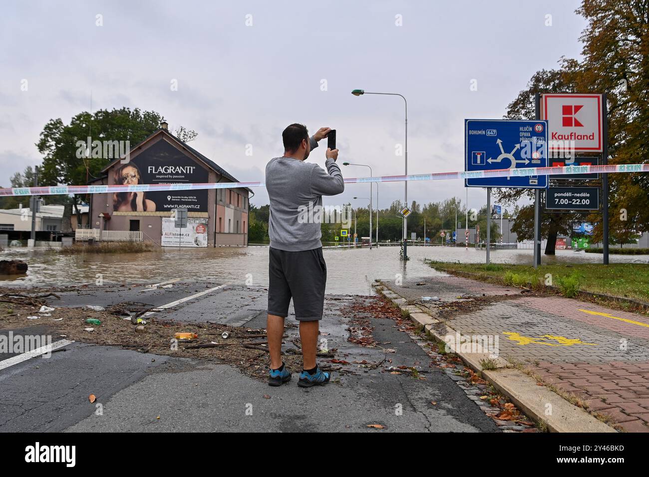 Ostrava, Tschechische Republik. September 2024. Überflutete die oder nach starken Regenfällen in Ostrava, Tschechien, am 16. September 2024. Ein Mann macht ein Foto von überfluteten Gebäuden in der Nähe eines Kaufland-Geschäfts in den Bezirken Marianske Hory und Hulvaky. Quelle: Jaroslav Ozana/CTK Photo/Alamy Live News Stockfoto