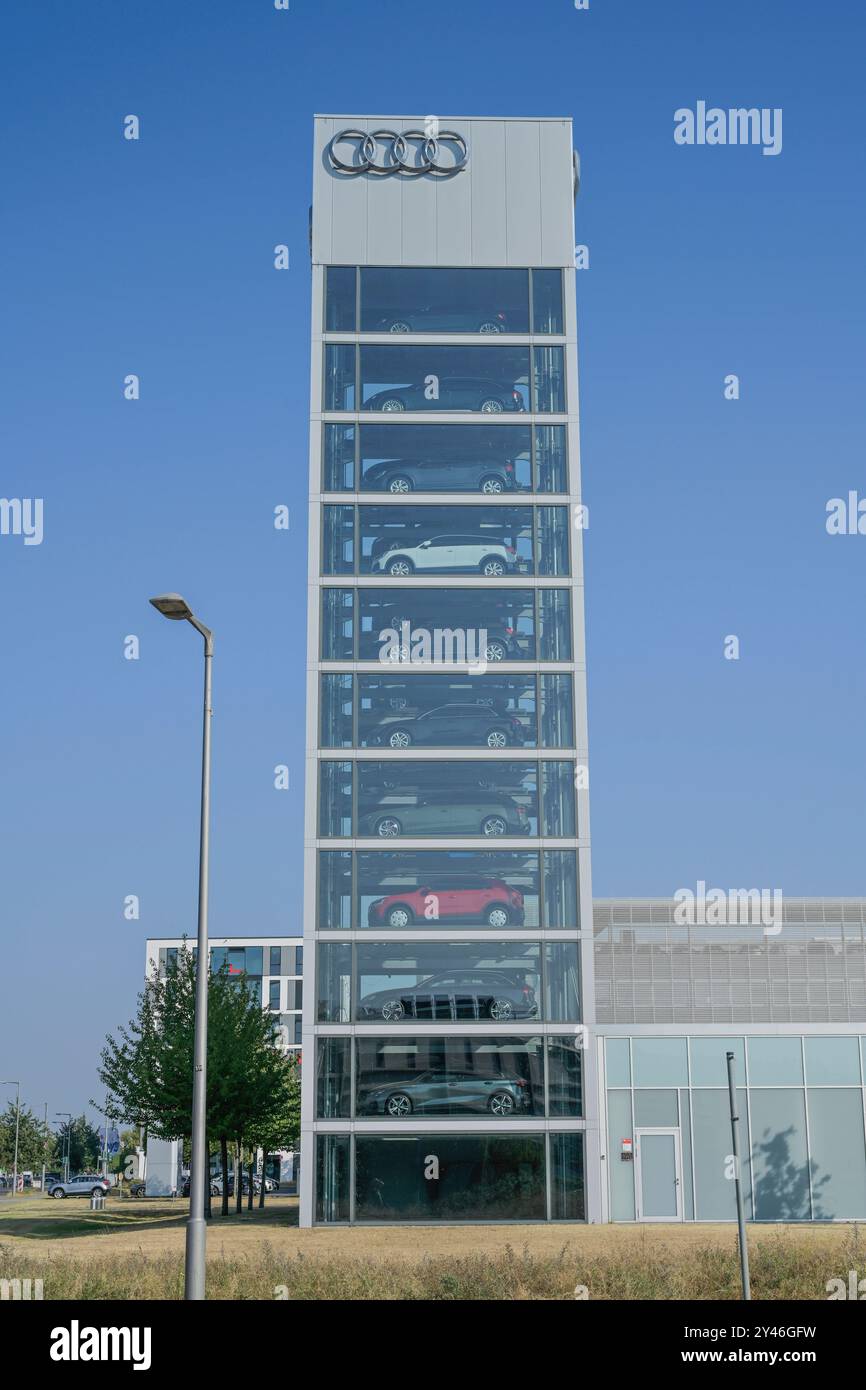 Autoturm, Audi Zentrum, Rudower Chaussee, Adlershof, Treptow-Köpenick, Berlin, Deutschland *** Autoturm, Audi Center, Rudower Chaussee, Adlershof, Treptow Köpenick, Berlin, Deutschland Stockfoto