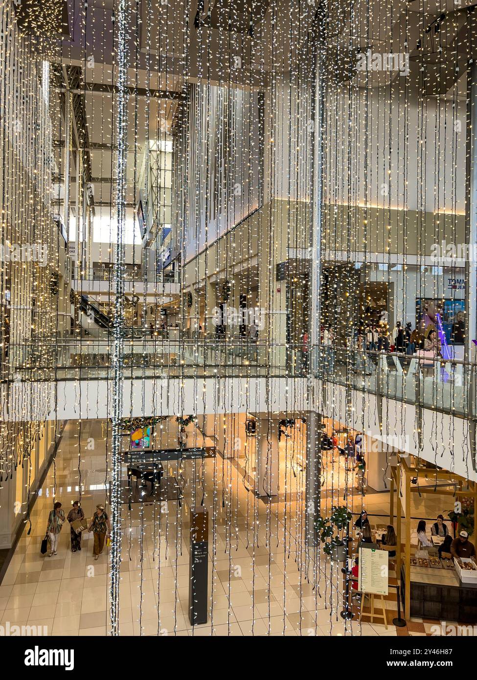 Weitwinkel-Innenraum der Multi Plaza Mall, Einkaufsziel in Panama-Stadt, Panama, Zentralamerika – Stockfoto Stockfoto