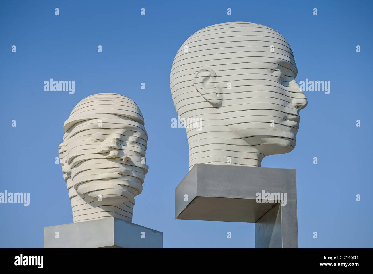 Kunstwerk, Kopfbewegung - Heads, Shifting, Forumplatz, Adlershof, Treptow-Köpenick, Berlin, Deutschland *** Kunstwerk, Kopfbewegungsköpfe, verschieben, Forumplatz, Adlershof, Treptow Köpenick, Berlin, Deutschland Stockfoto