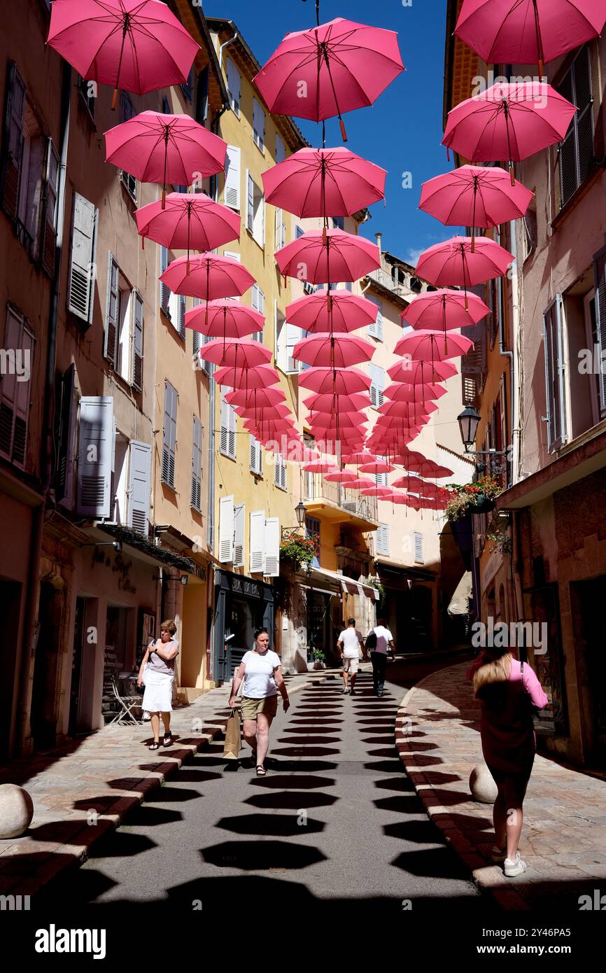 Pinkfarbene Regenschirme schmücken die Straßen von Grasse in Frankreich Stockfoto