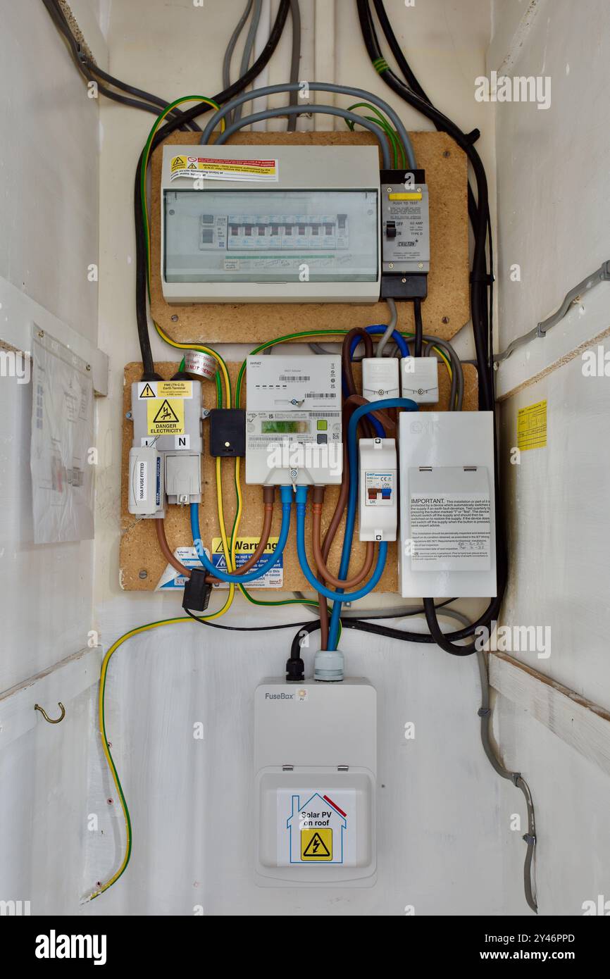 Elektrischer Einlassschrank mit Verbraucher für den Haushalt, EV-Trennschalter-Sicherungskasten, Sicherungskasten für Solarmodule, Essex Vereinigtes Königreich. Stockfoto