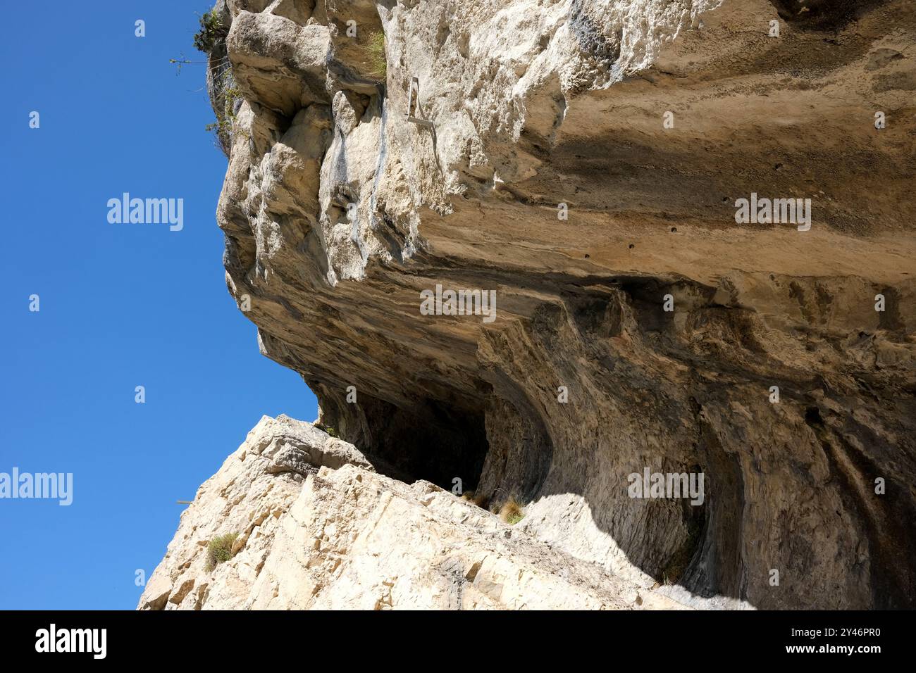 Dramatische Felsformation über Castillon im Département Alpes-Maritimes im Südosten Frankreichs. Stockfoto