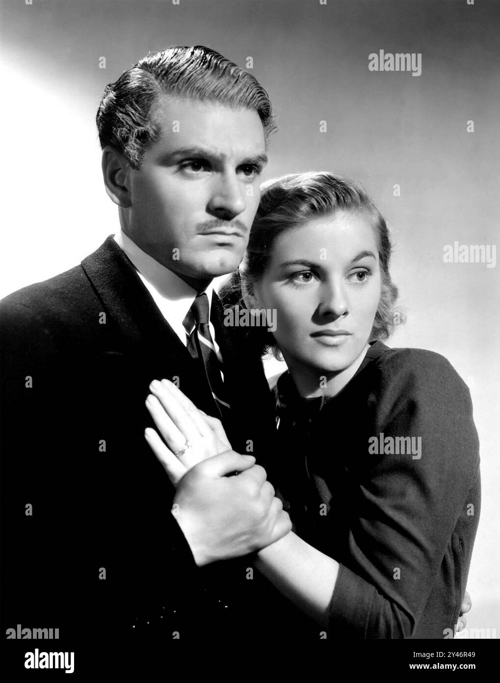 Porträt des englischen Schauspielers Laurence Kerr Olivier (1907–1989). Foto von Laurence Olivier und Joan Fontaine aus dem Film Rebecca aus dem Jahr 1940. Stockfoto