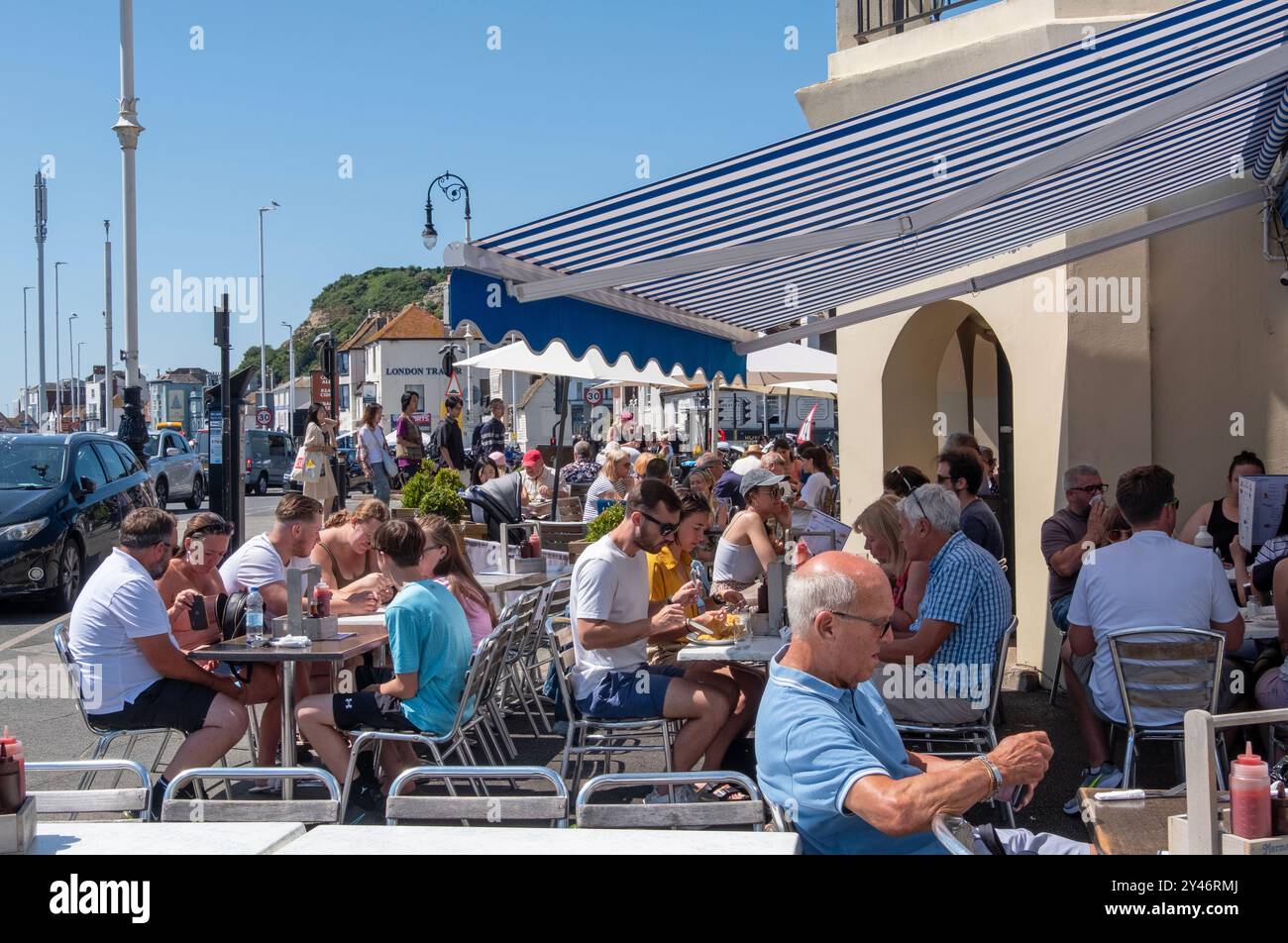 Straßencafés in Hastings, East Sussex, Großbritannien Stockfoto